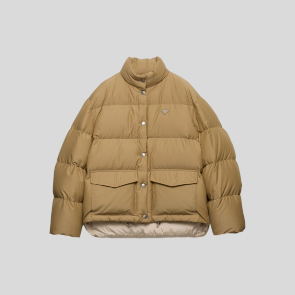 프라다 중량의 기능성 소재 다운 자켓