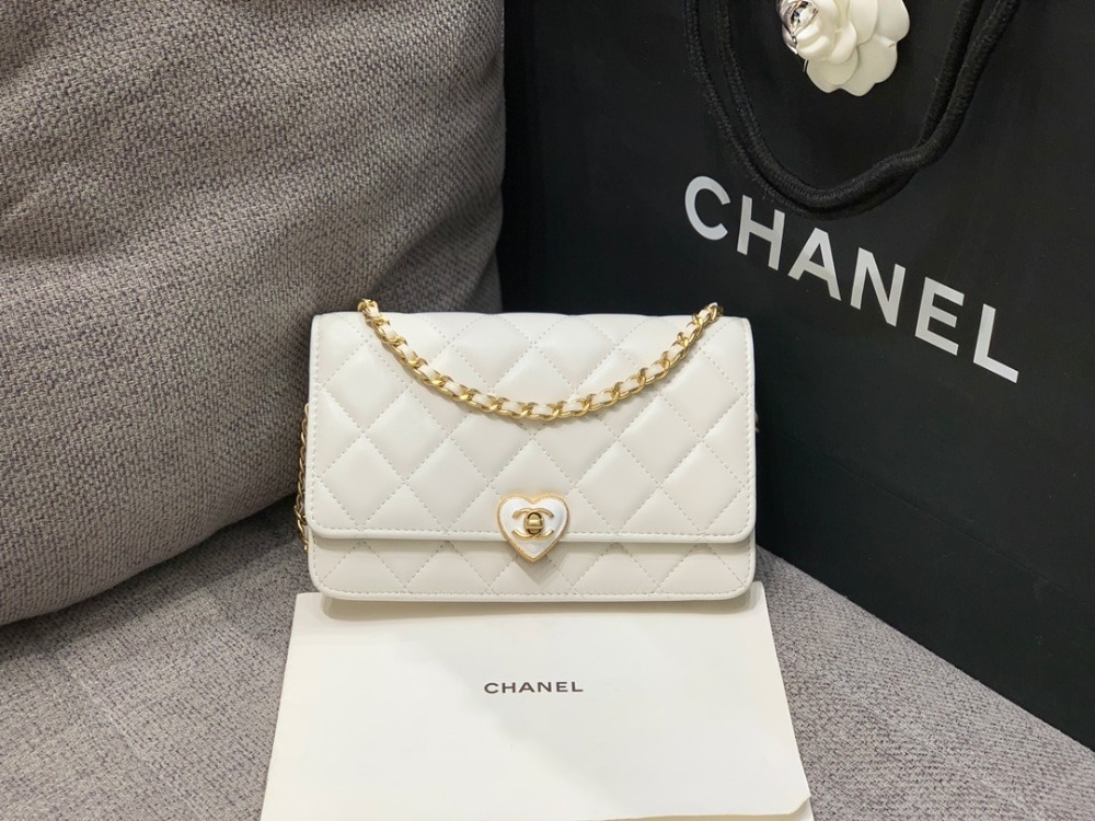 샤* 하트 턴락 WOC 체인 월렛 램스킨 크로스백 AP3285 