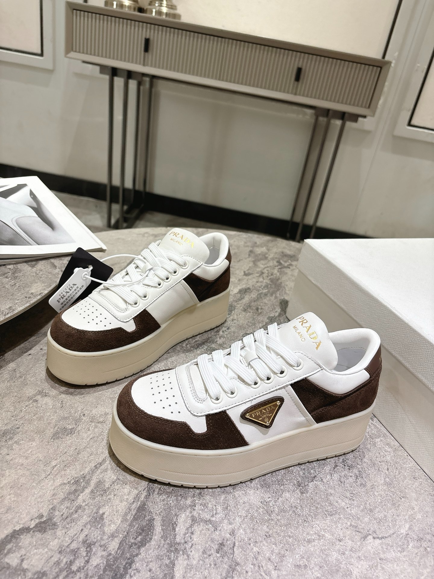 프*다 신상 삼각로고 스니커즈