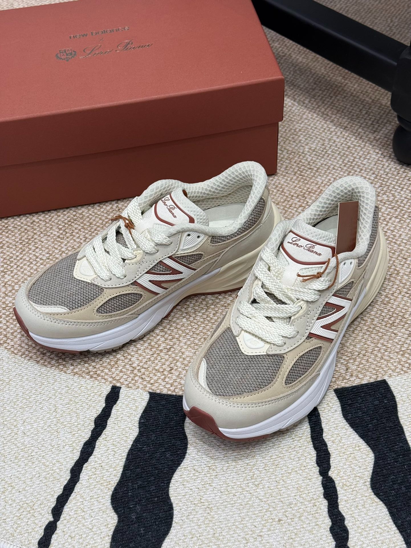 로*피아나 x 뉴*란스 콜라보 스니커즈