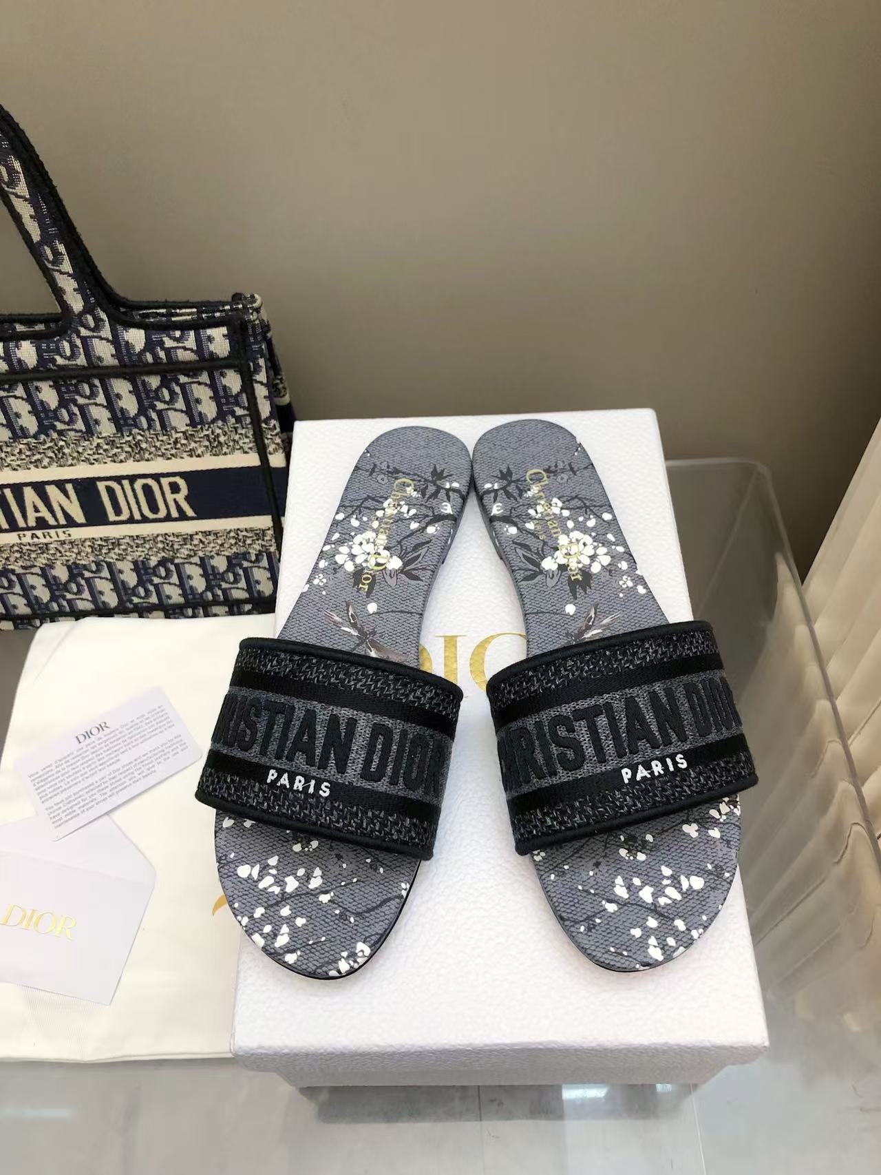 디* 25 봄여름 신상 올오버 자수 슬리퍼