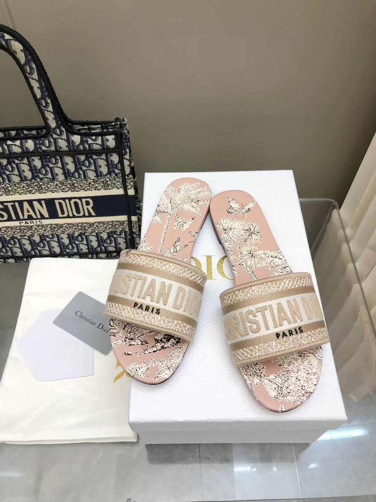 디* 25 봄여름 신상 올오버 자수 슬리퍼