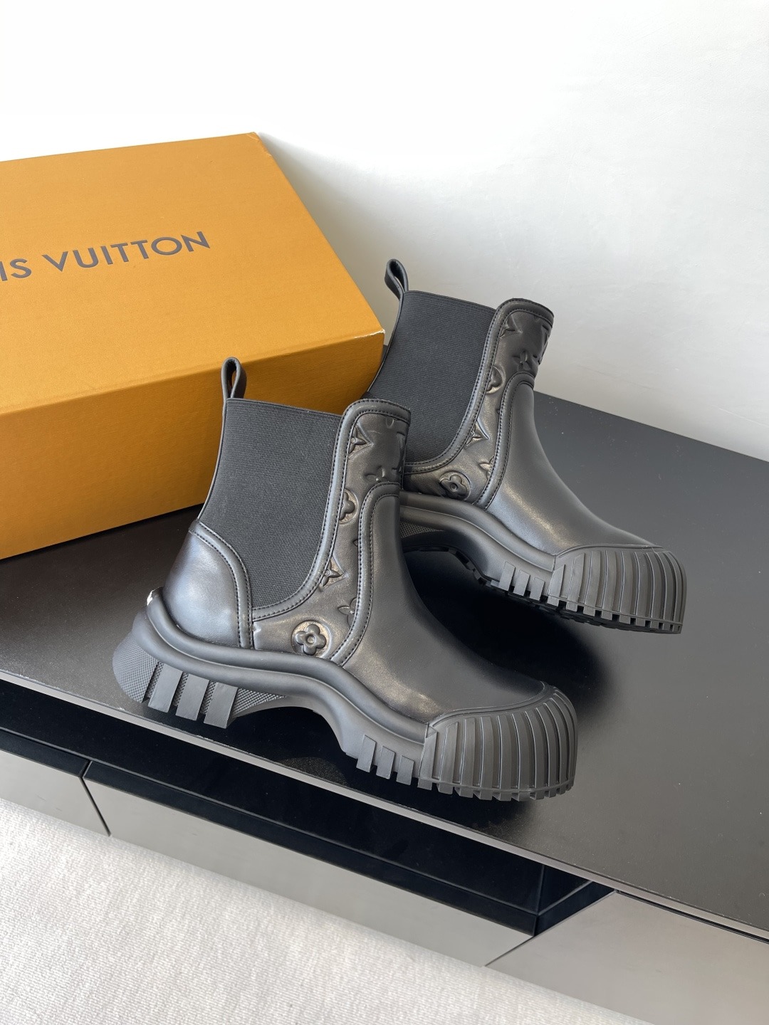 루*비통 플랫 첼시 앵클부츠