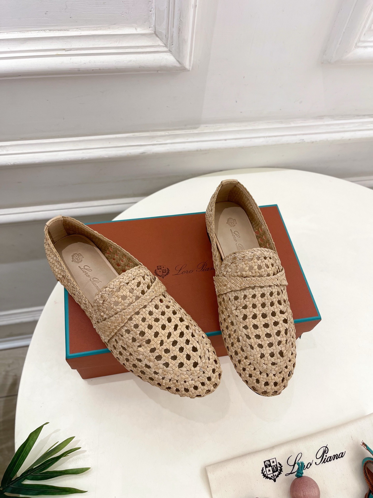 로*피아나 2025 봄여름 신상 레온 펀칭 로퍼