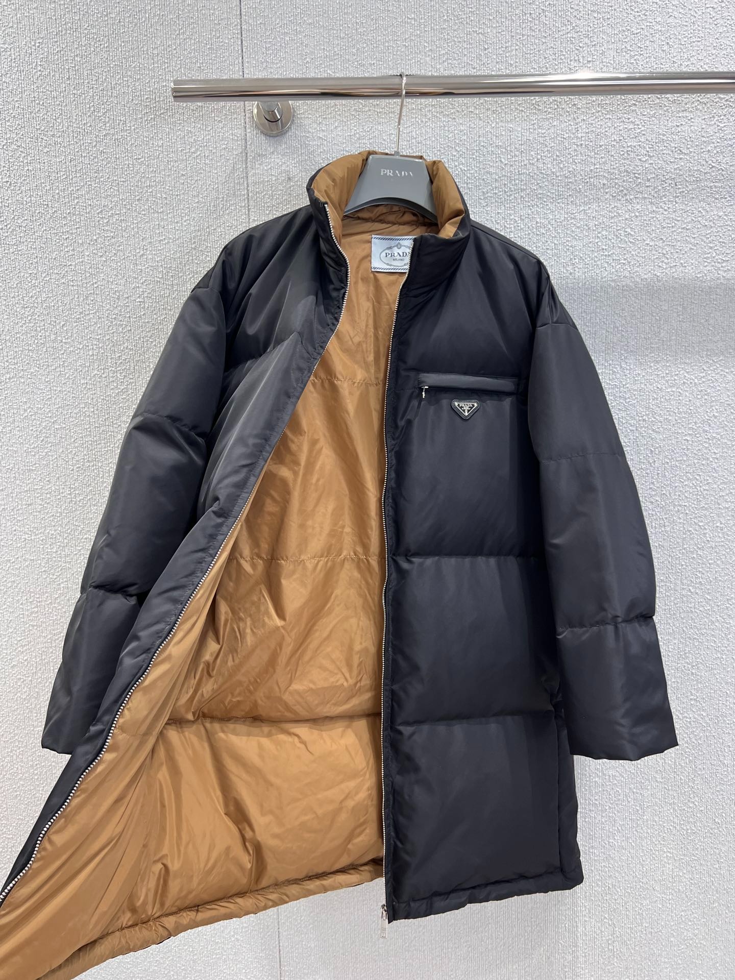 프*다 25Fw 신상 삼각 로고 패딩