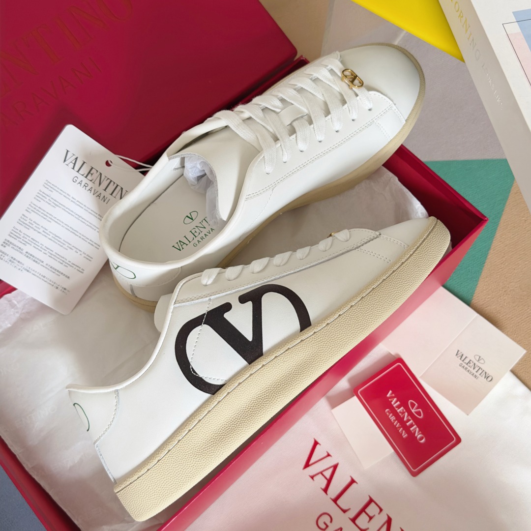 발*티노 로이코 스니커즈