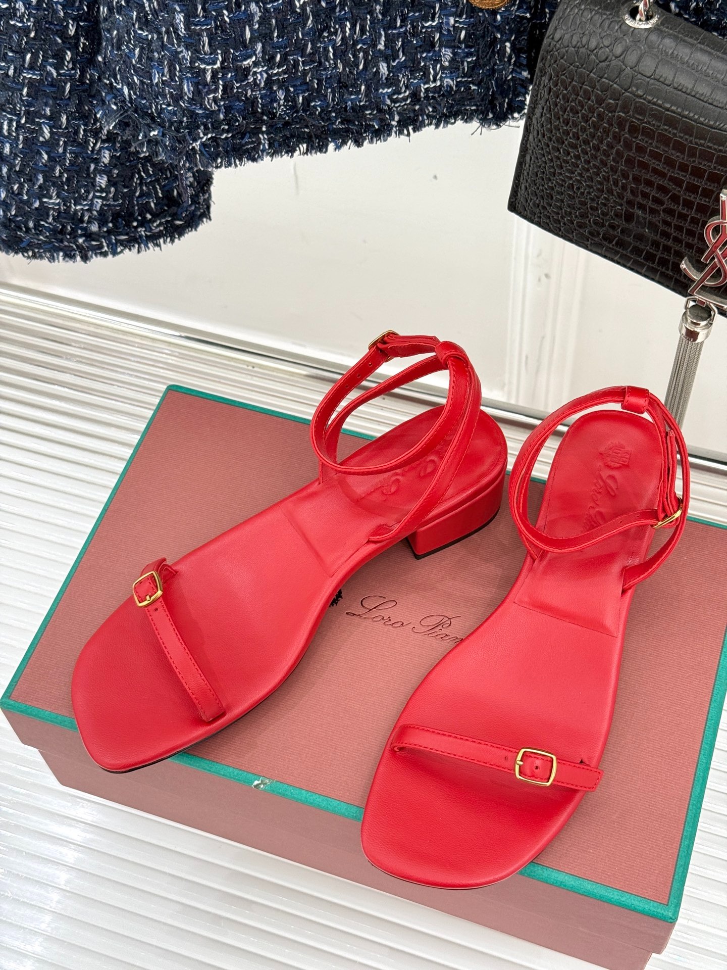 로*피아나 클래식 빈티지 일자 스트랩 샌들