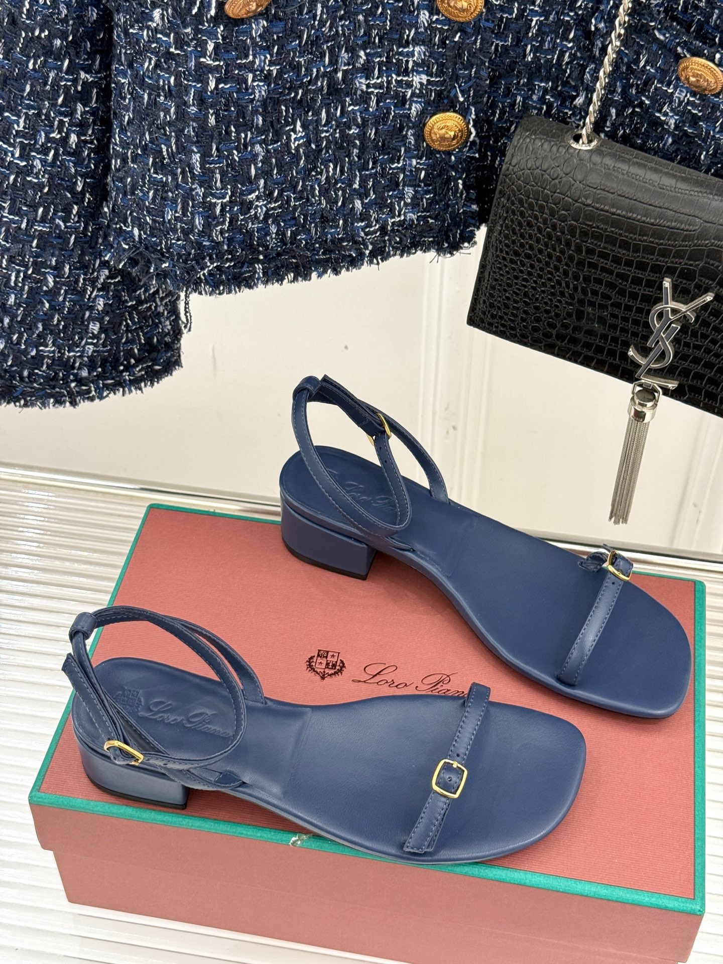 로*피아나 클래식 빈티지 일자 스트랩 샌들