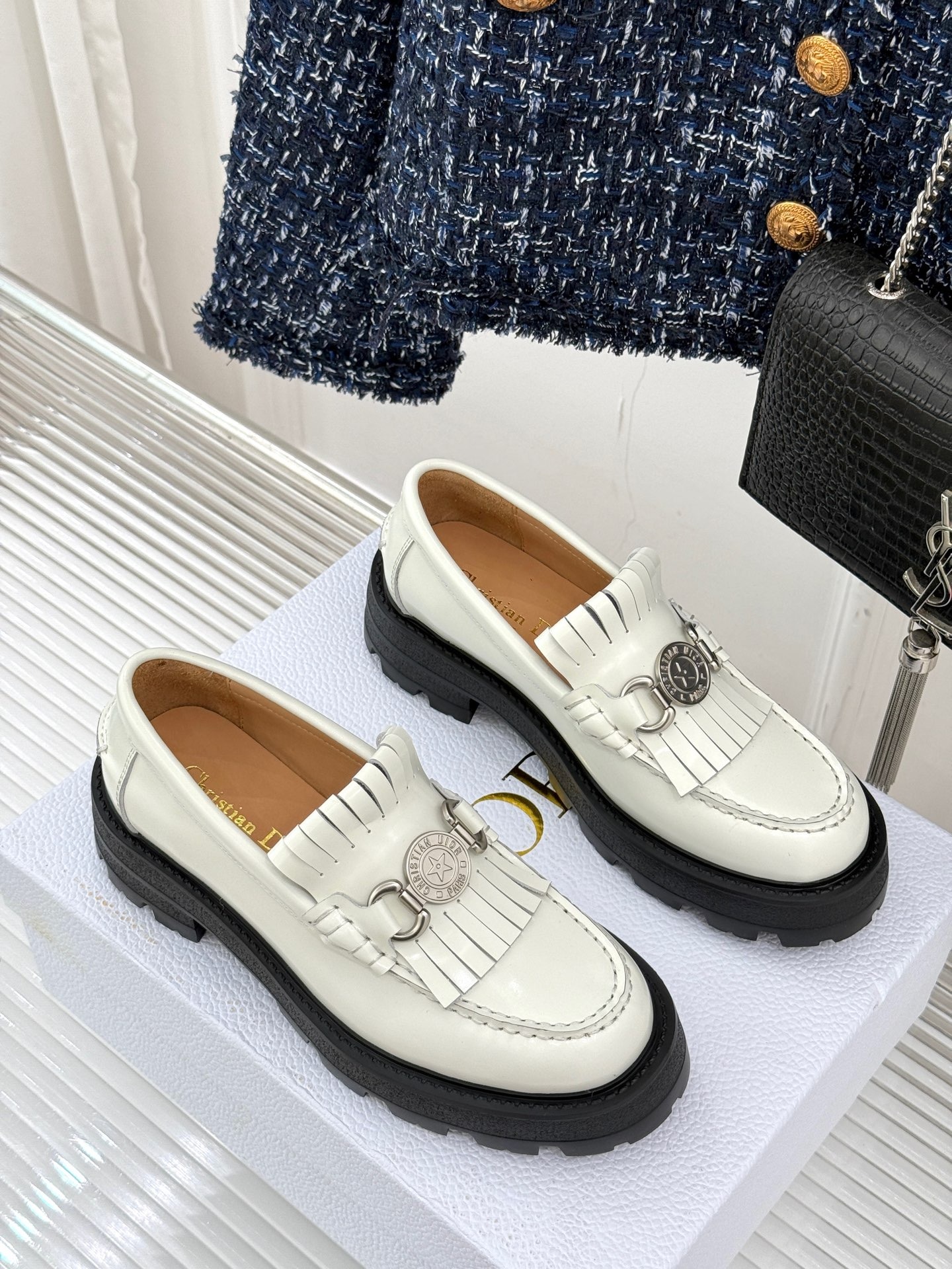 디* 25ss 클래식 코인 태슬 통굽 로퍼