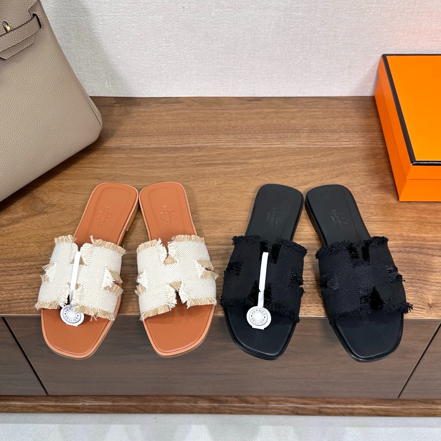 에*메스 Oran 샌들 컬렉션