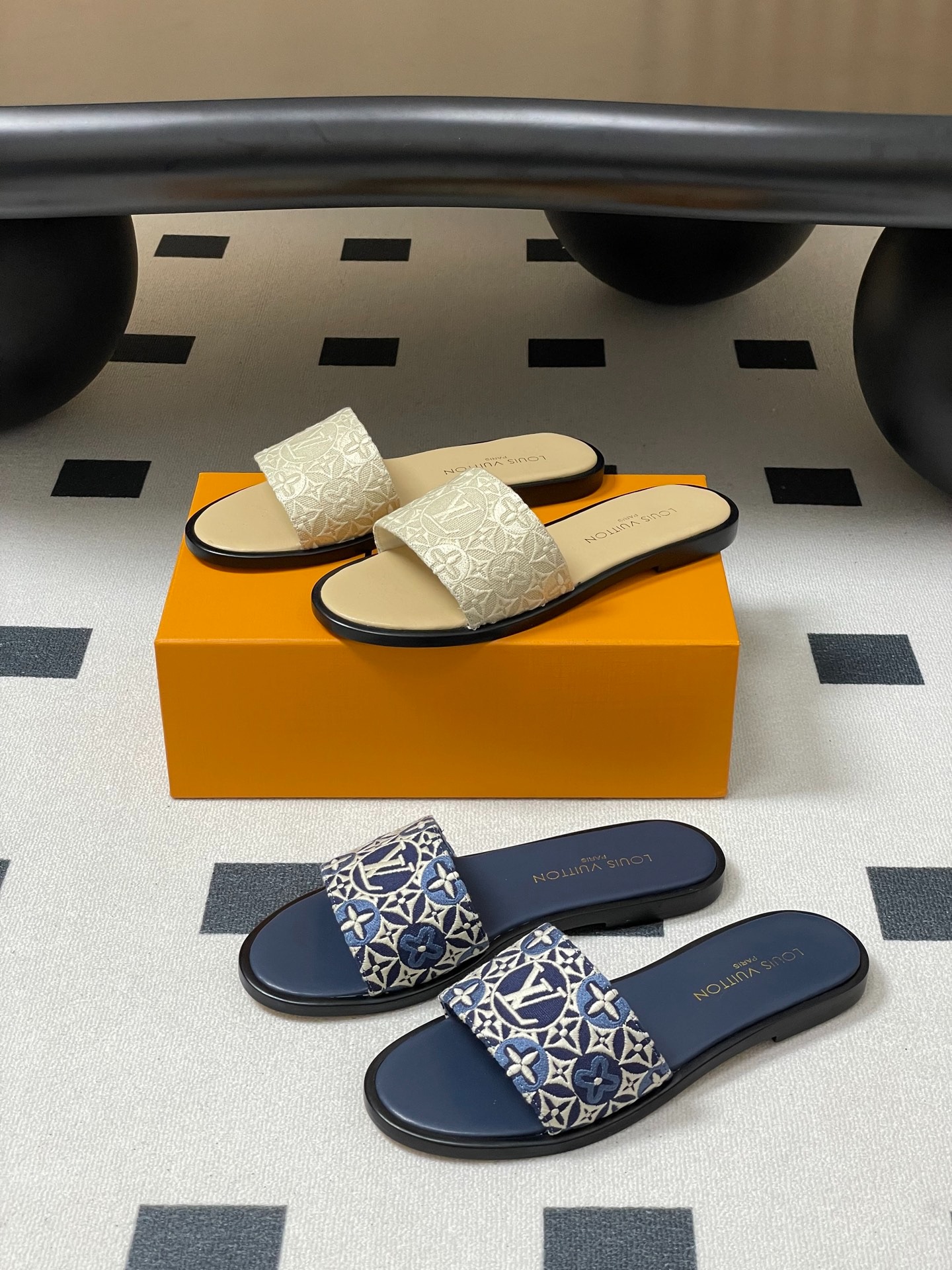 루*비통 25ss 여름 신상 자수 스트랩 샌들