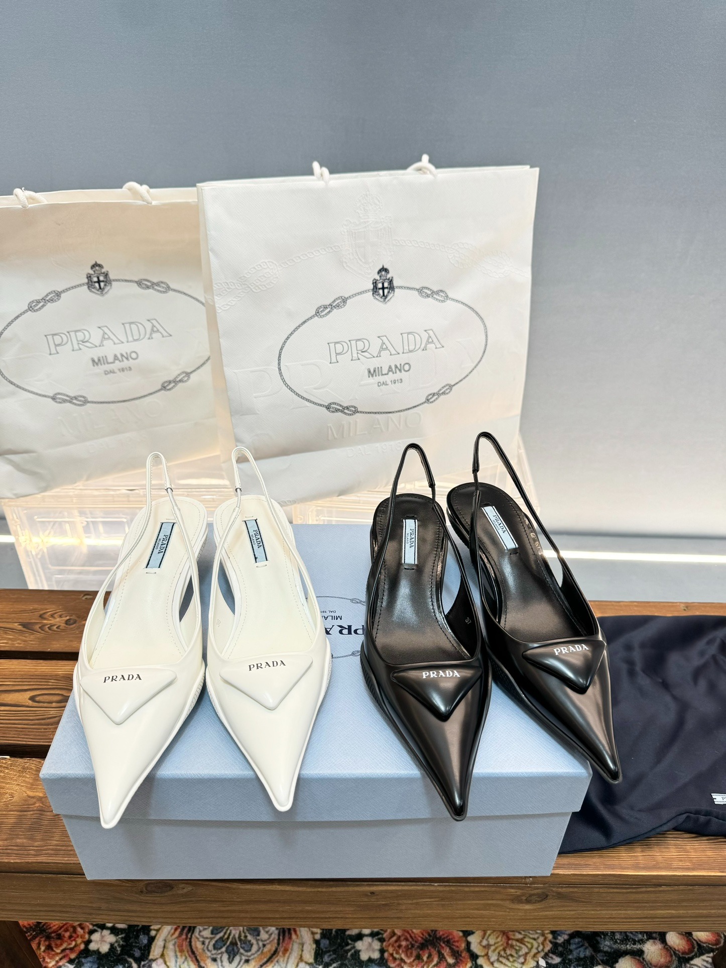 프*다 신상 삼각 펌프스