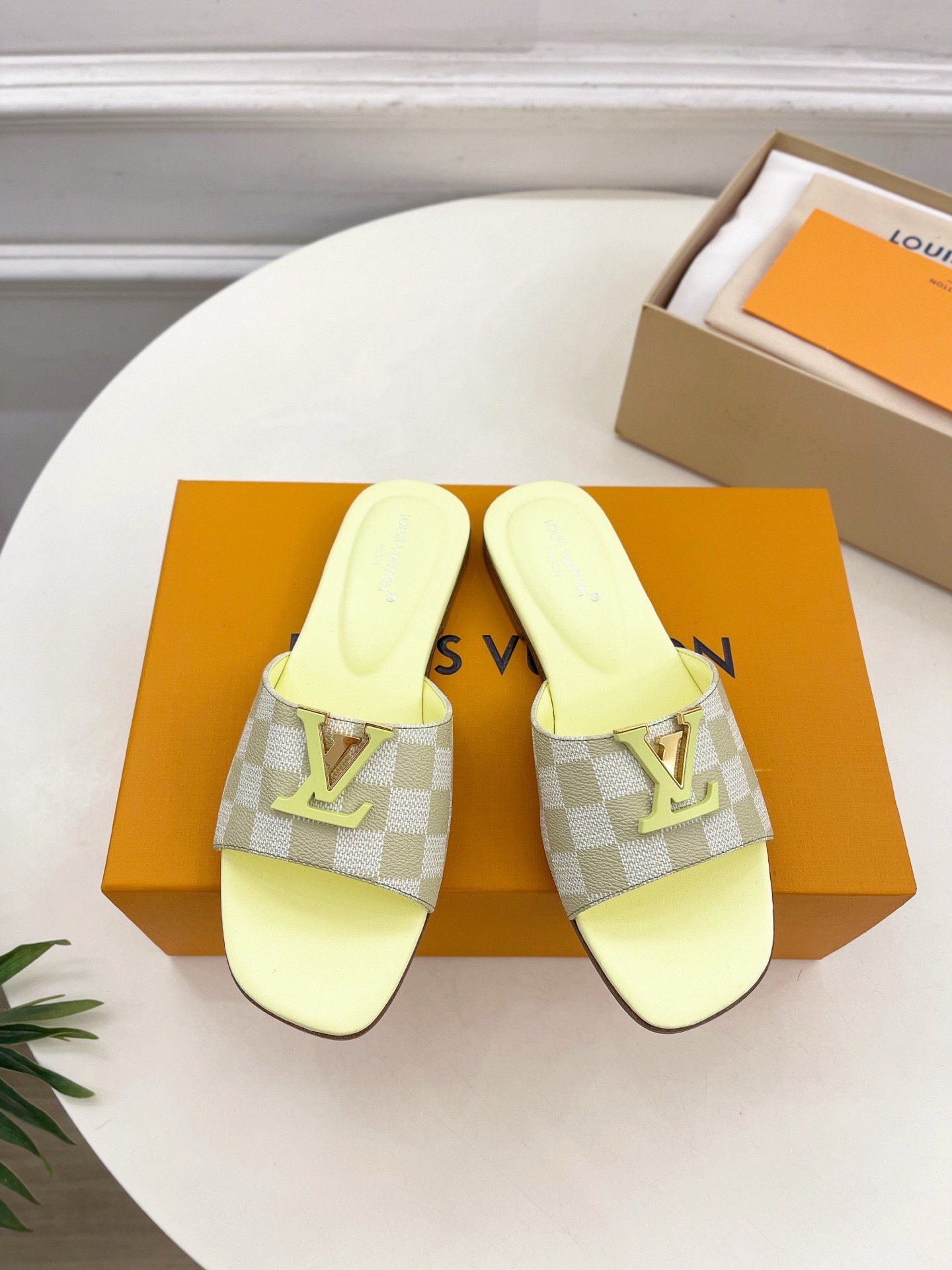 루*비통 25 클래식 체크 플랫 슬리퍼