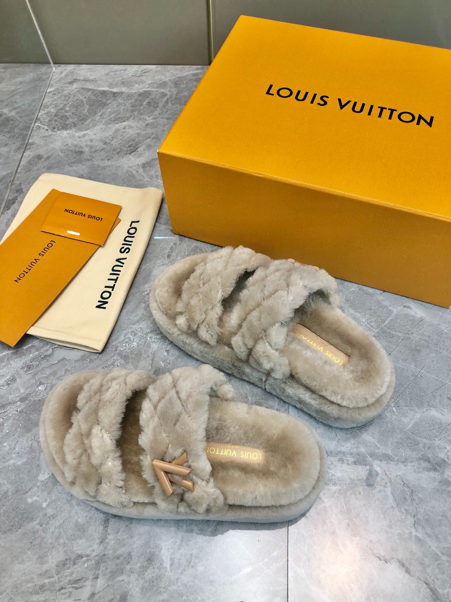 루*비통 25 신상 양털 슬리퍼