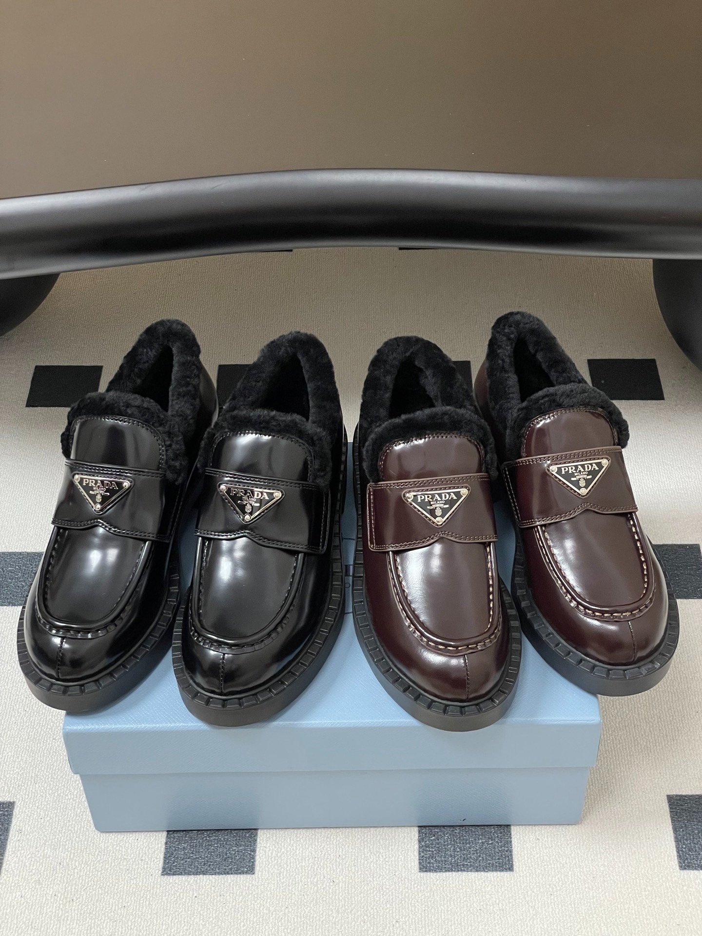 프*다 25Fw 신상 통굽 양털 로퍼