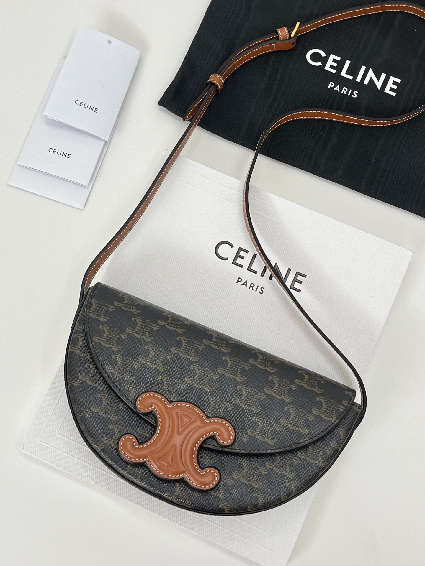 셀린느 탄 베사체 퀴르 트리오페 크로스백