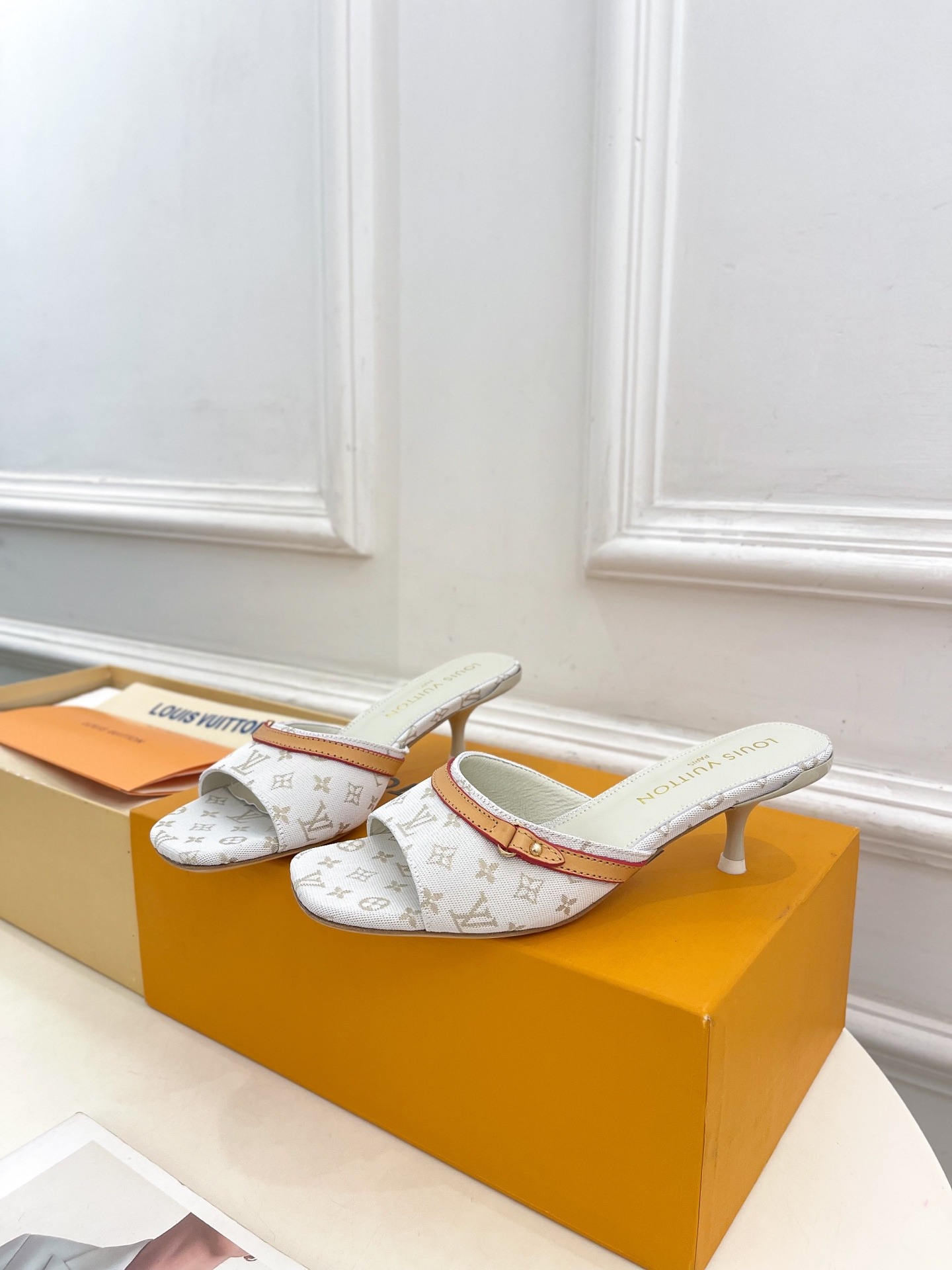 루*비통 25  신상 캔버스 프린트 슬리퍼