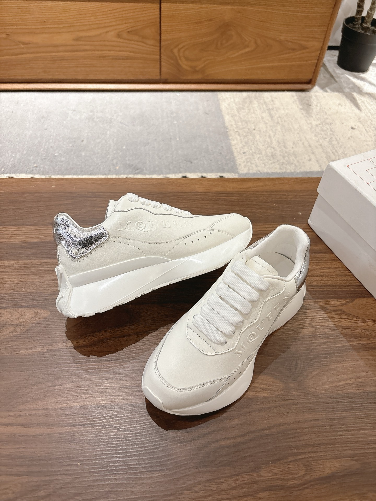 알*산더 맥퀸 신상 화이트 슈즈