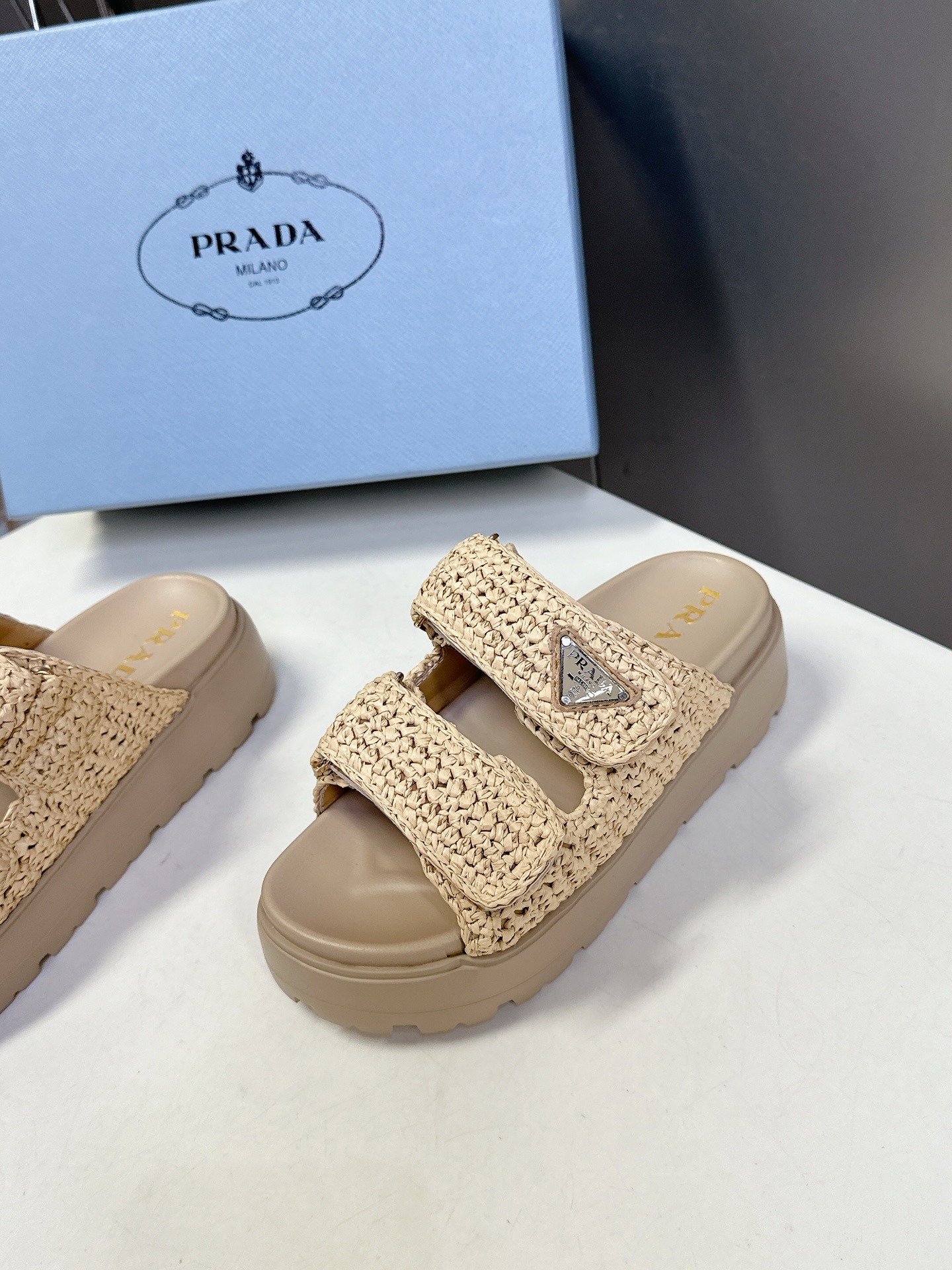 프*다 봄여름 신상 삼각로고 통굽 슬리퍼