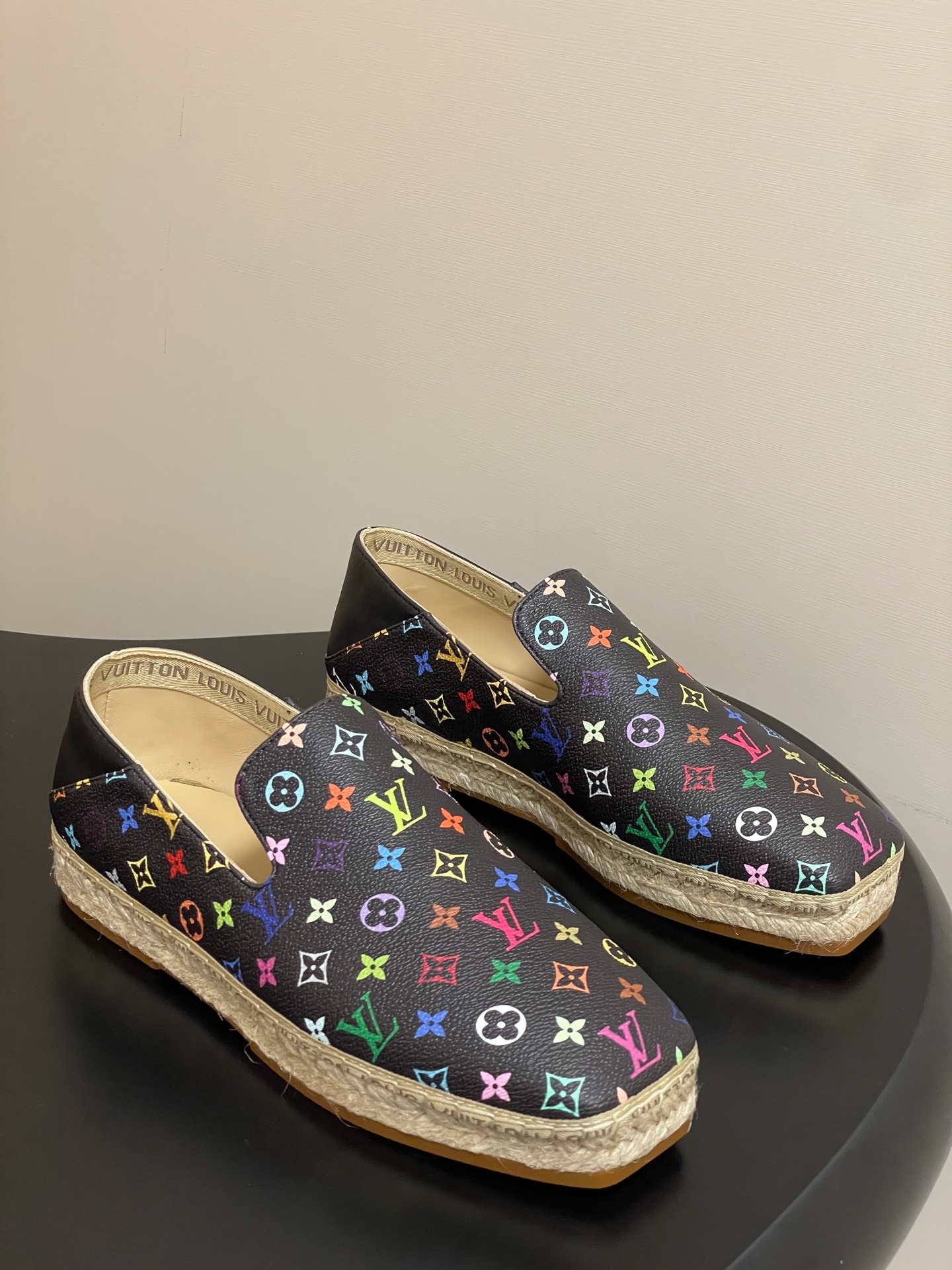 루*비통 25 초가을 신상 자수 힐 단화