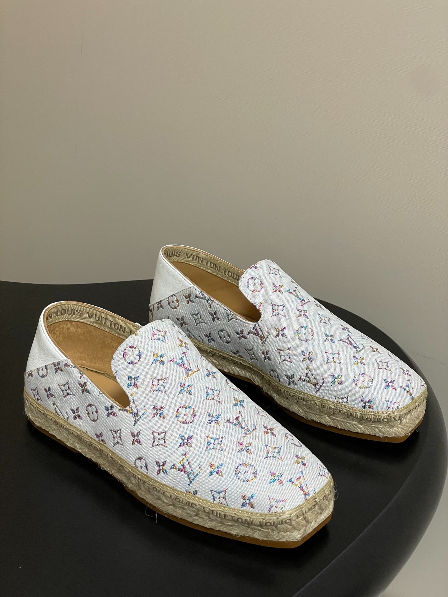 루*비통 25 초가을 신상 자수 힐 단화