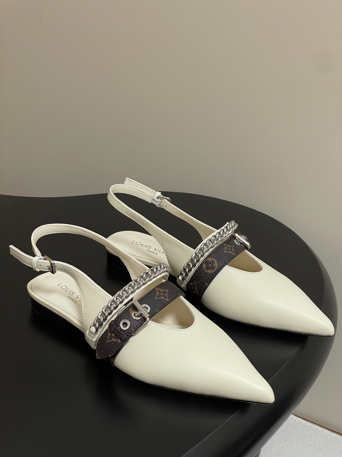 루*비통 25 신상 체인백 플랫슈즈 스틸레토힐 샌들