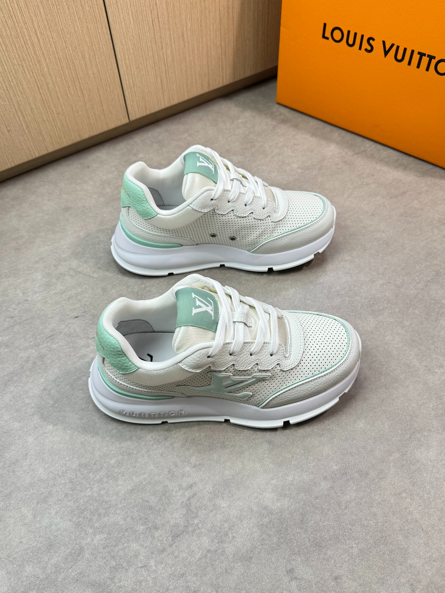 루*비통 클래식 스니커즈