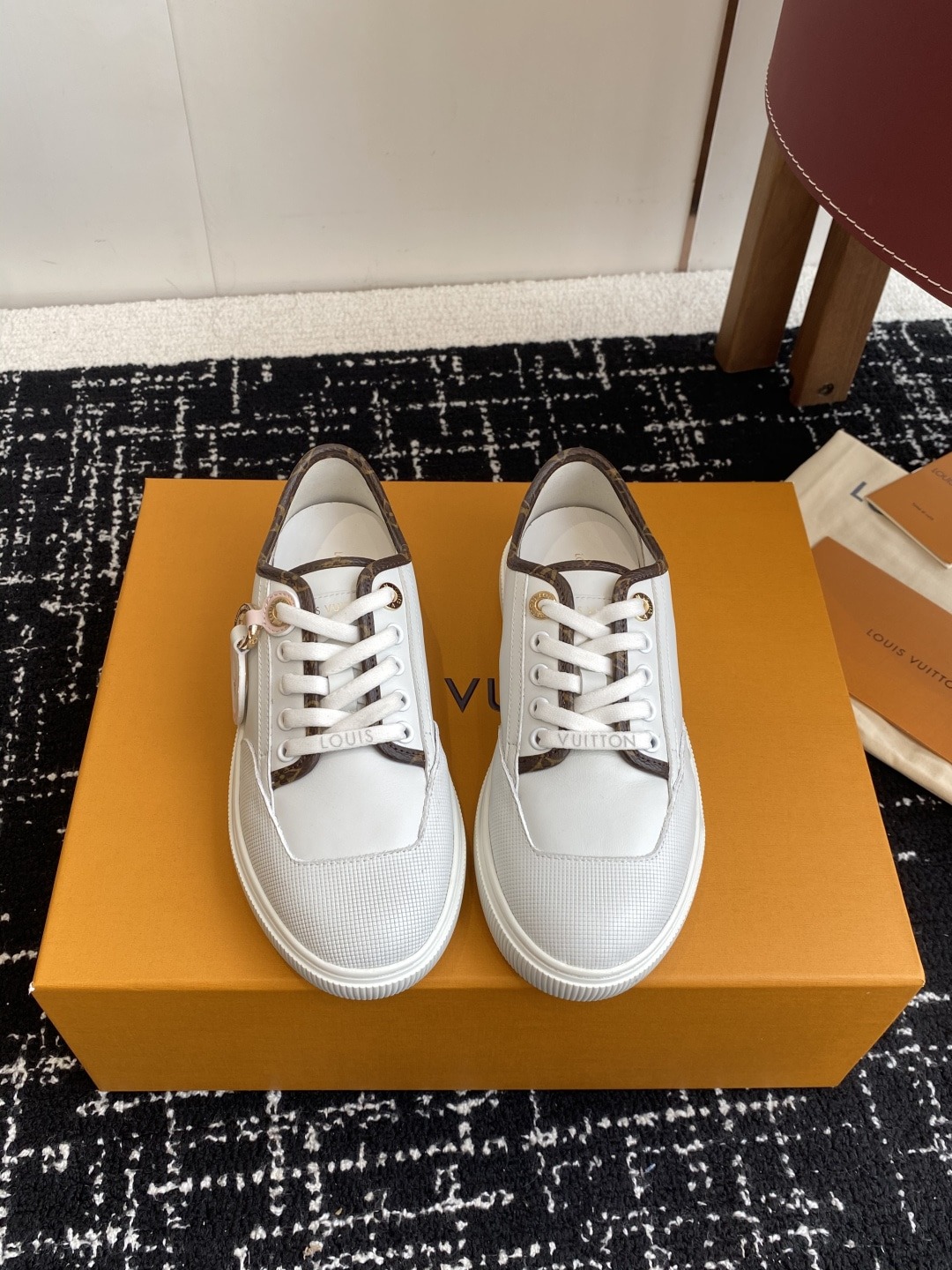 루*비통 25 뉴라군 스니커즈