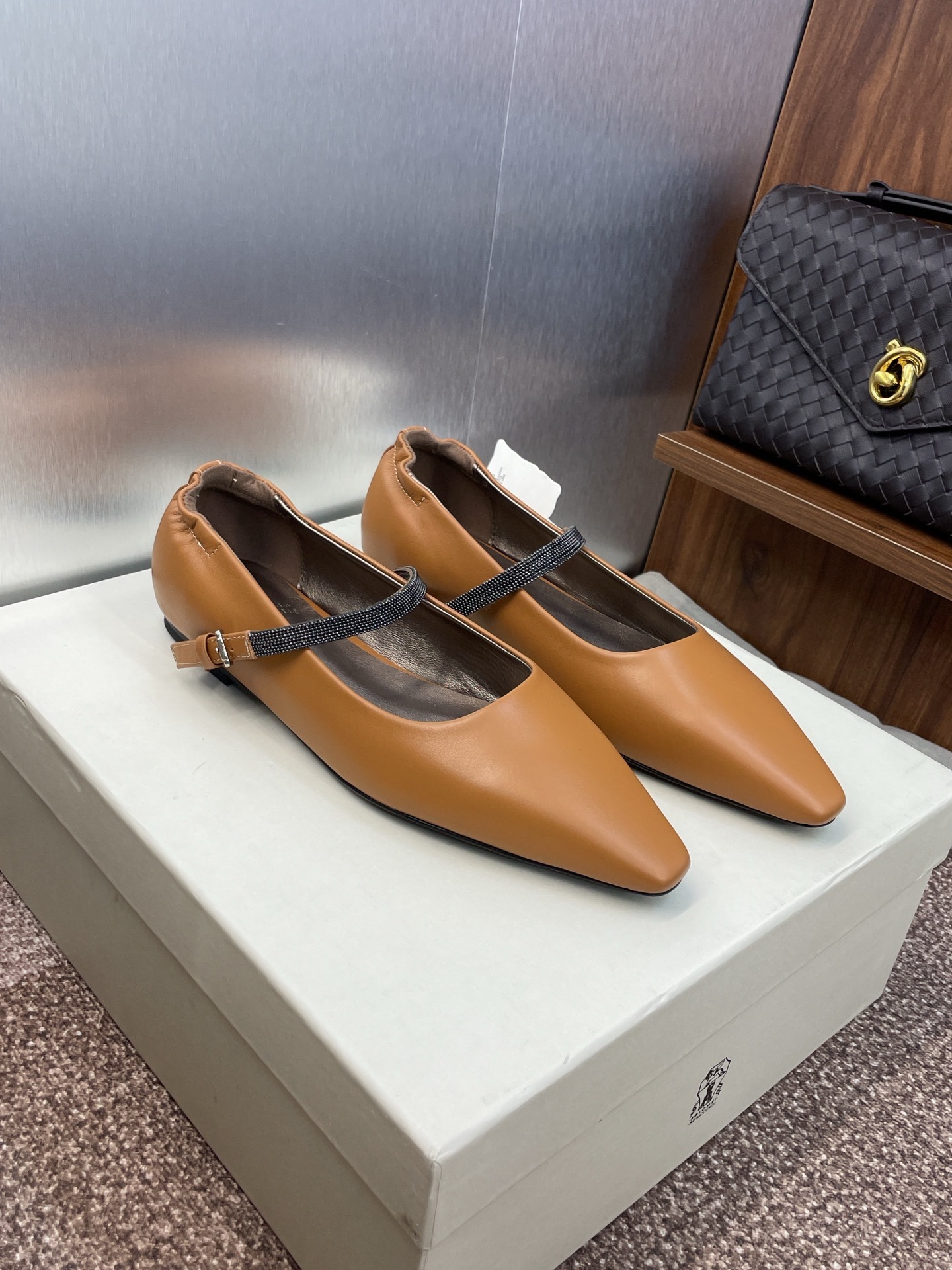 브*넬로 쿠치넬리 2025 가을/겨울 신상 플랫슈즈