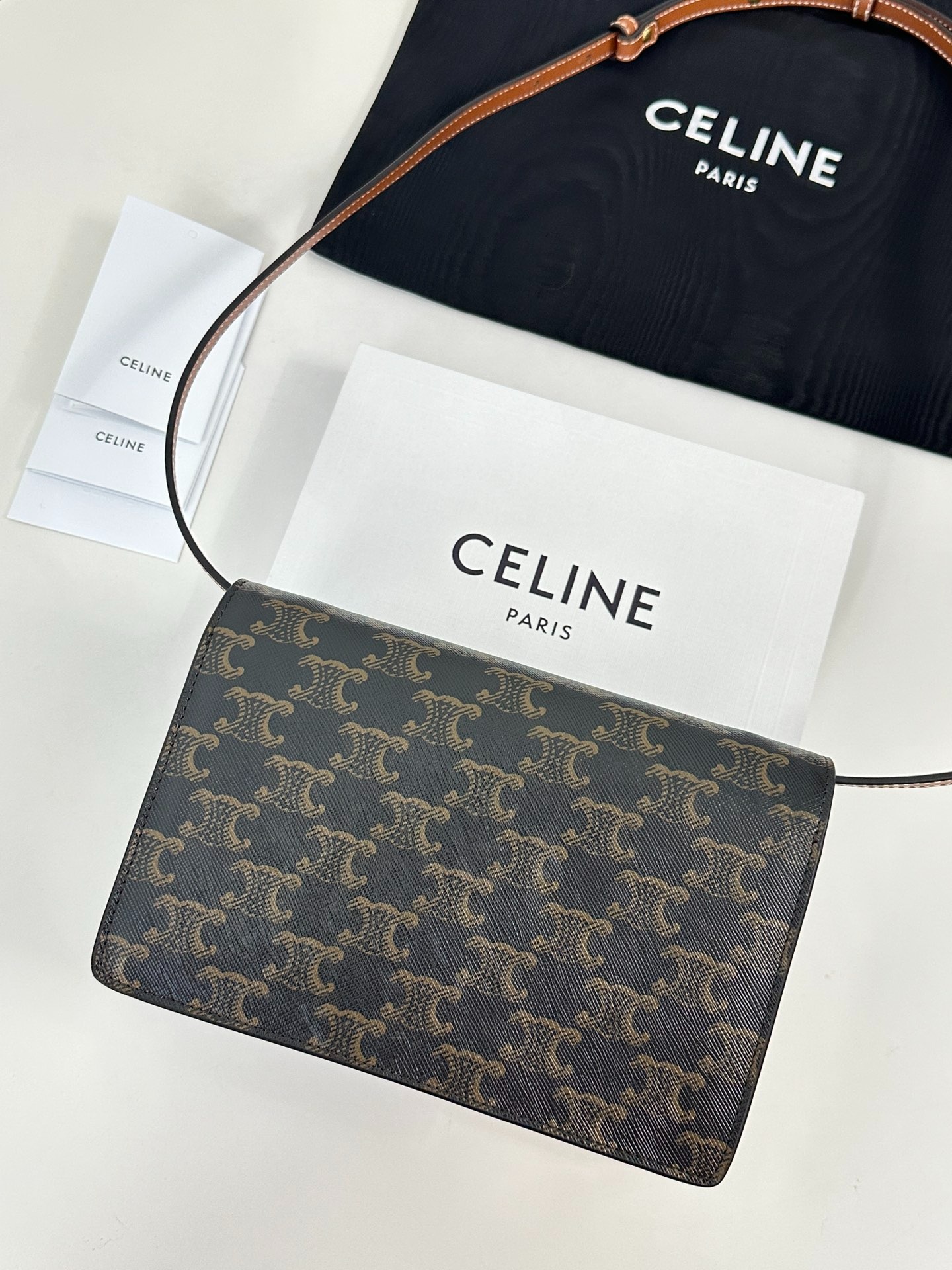 셀린느 트리오페 캔버스 월렛 온 스트랩 백