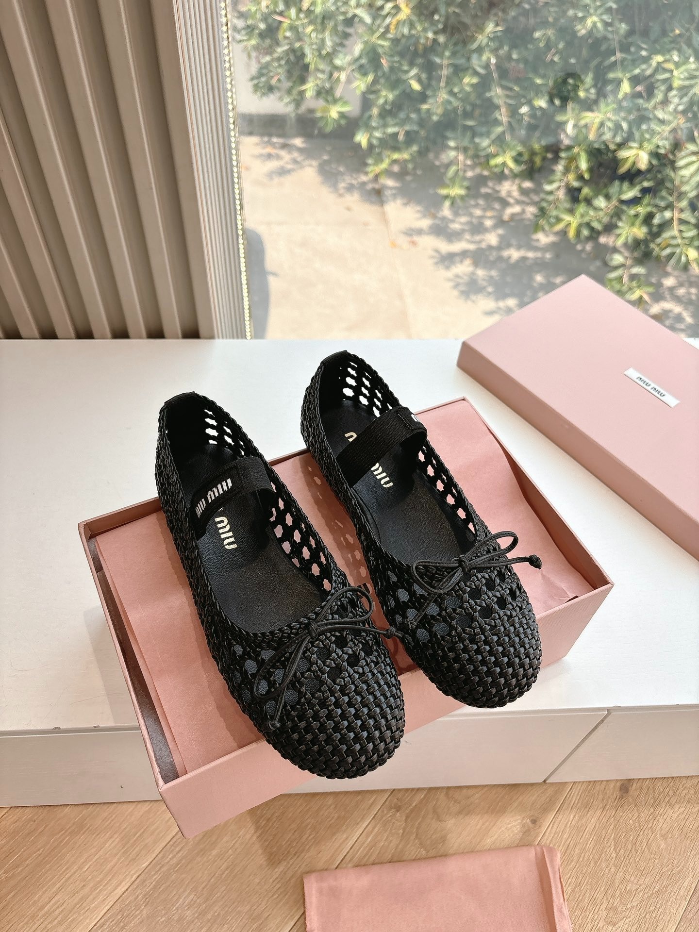 미*미우 리본 장식 새틴 발레 플랫 슈즈