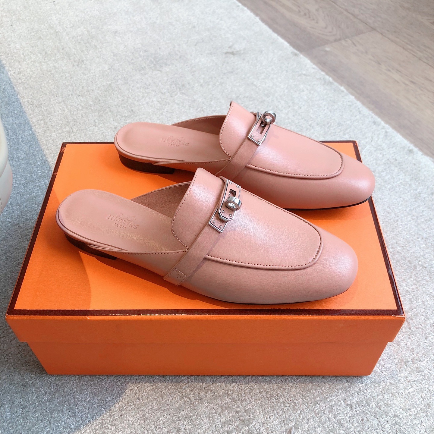 에*메스 켈리 버클 오즈 뮬