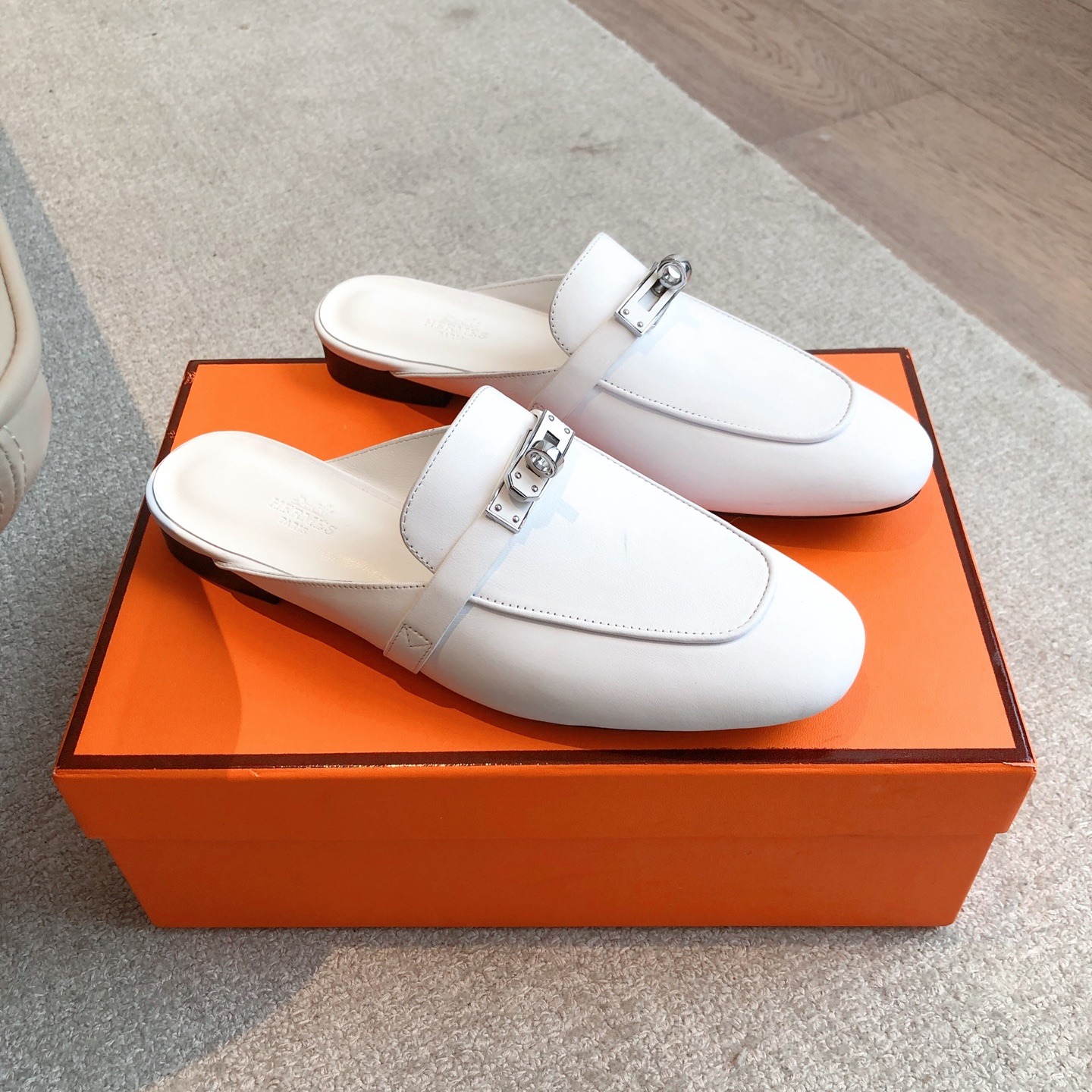 에*메스 켈리 버클 오즈 뮬