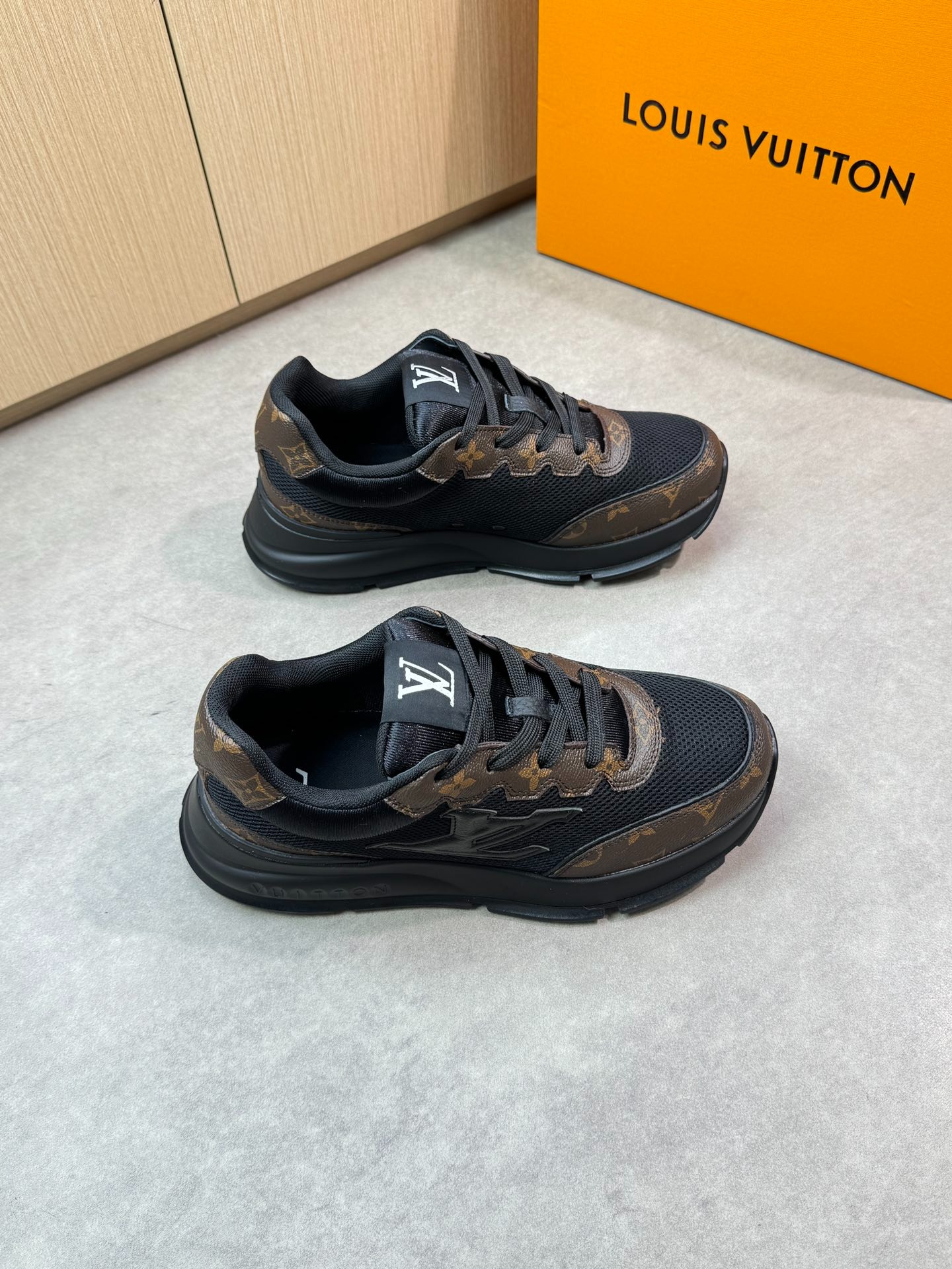 루*비통 클래식 스니커즈