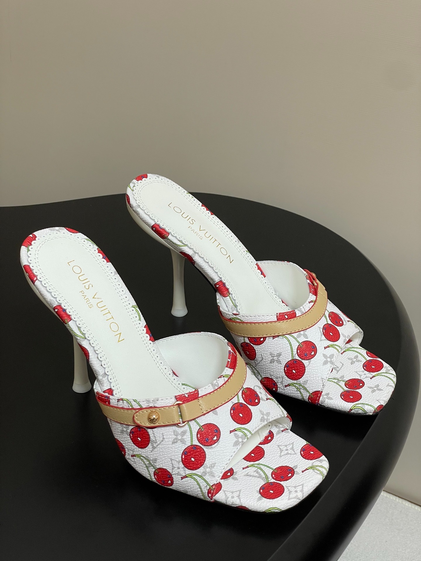 루*비통 25S 봄여름 신상 × 무*카미 슬리퍼