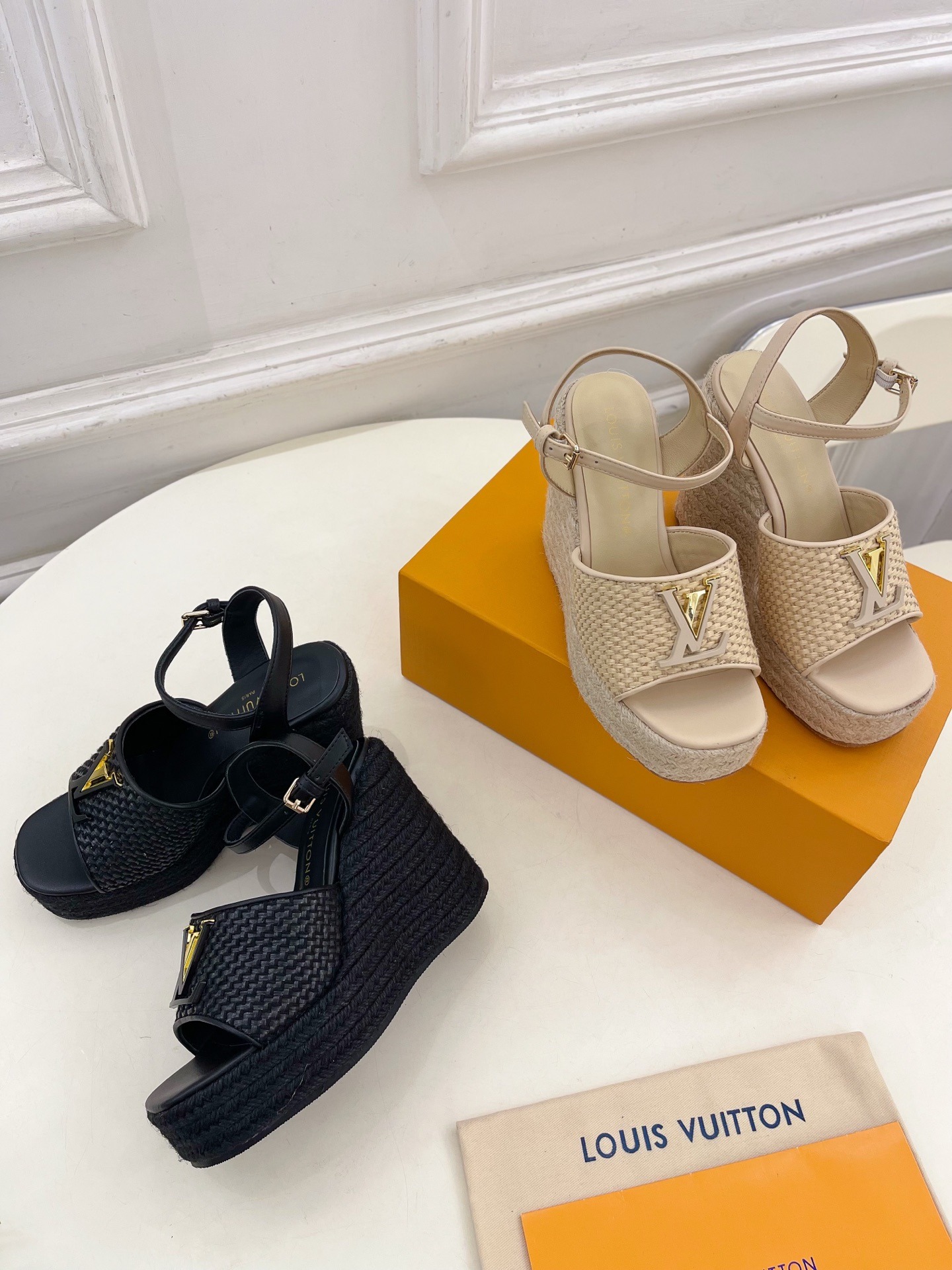루*비통 25  신상 로프 웨지 샌들
