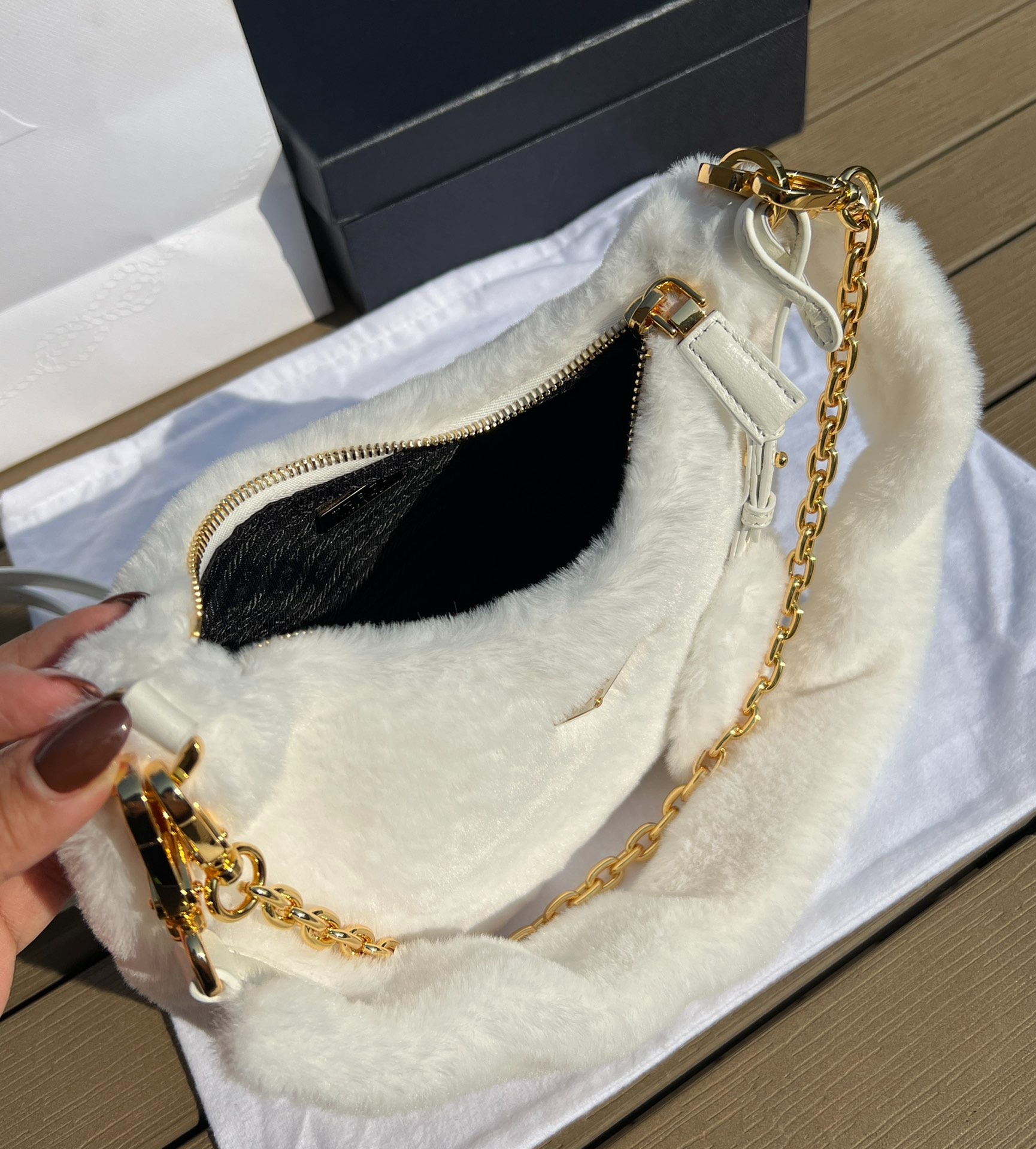 프라다 리에디션 시어링 백