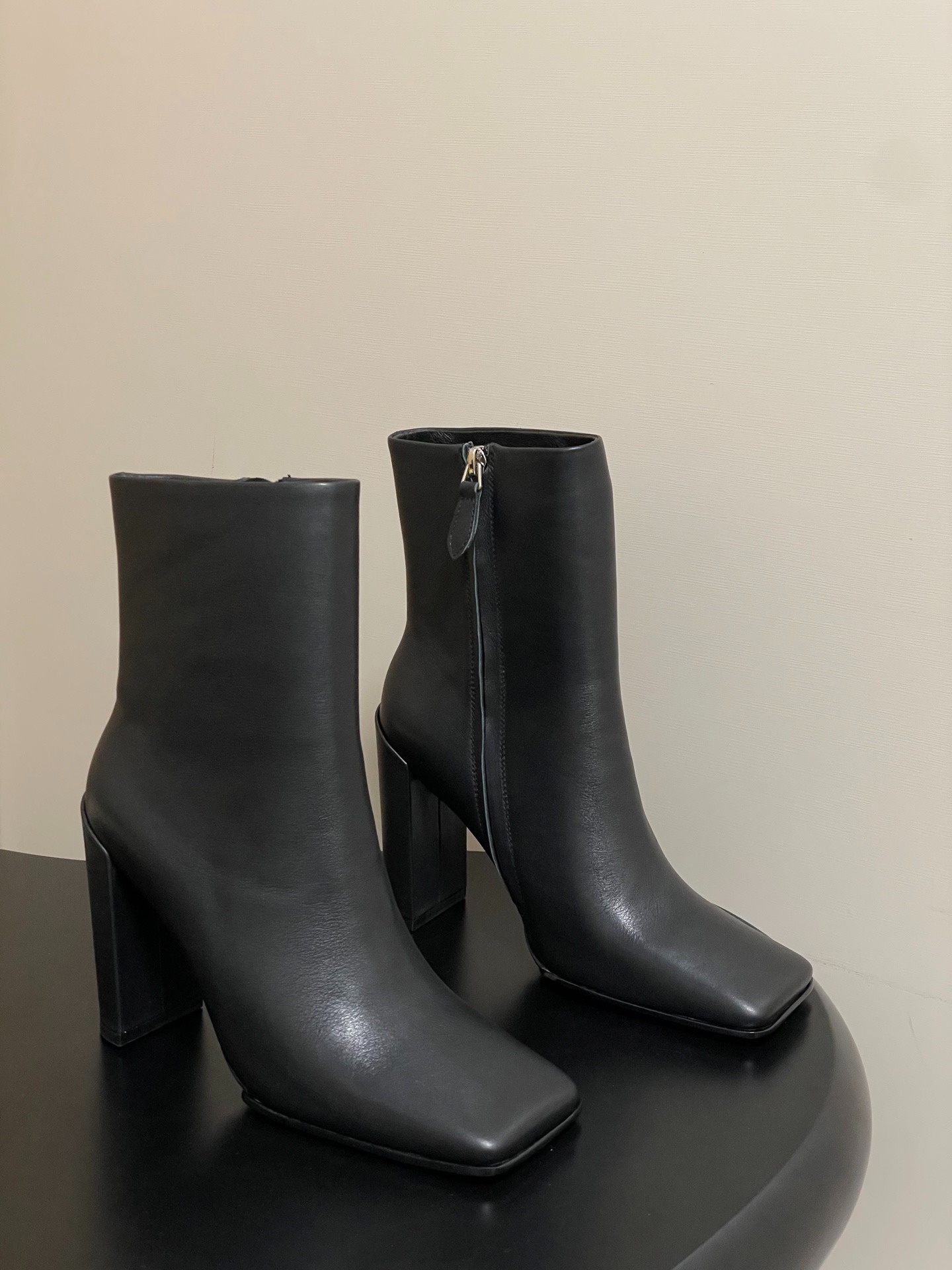 알*이아 미니멀 스퀘어 앵클부츠