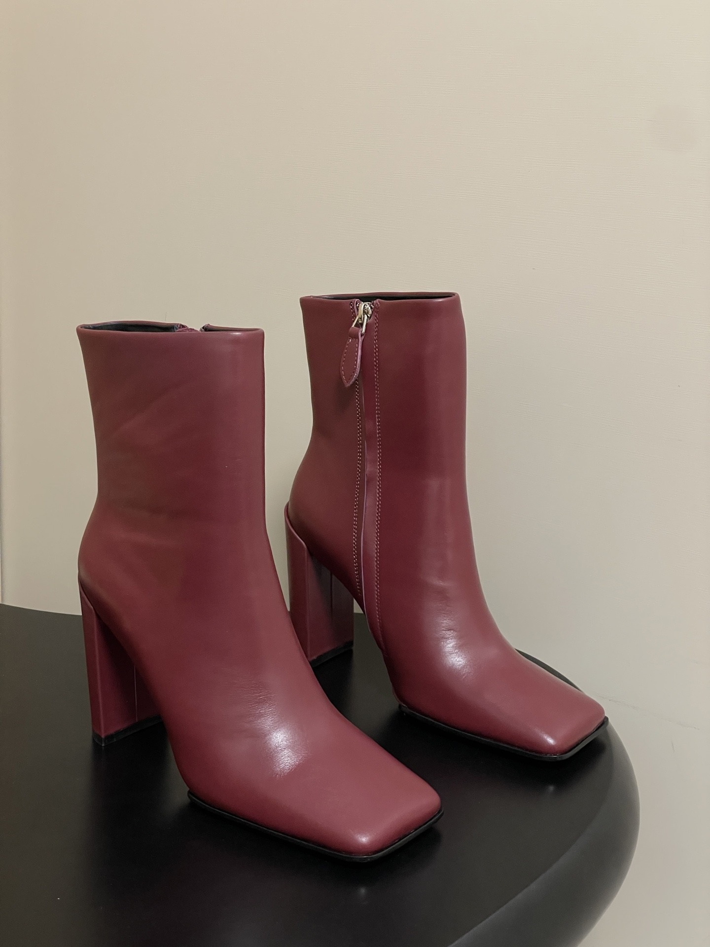 알*이아 미니멀 스퀘어 앵클부츠