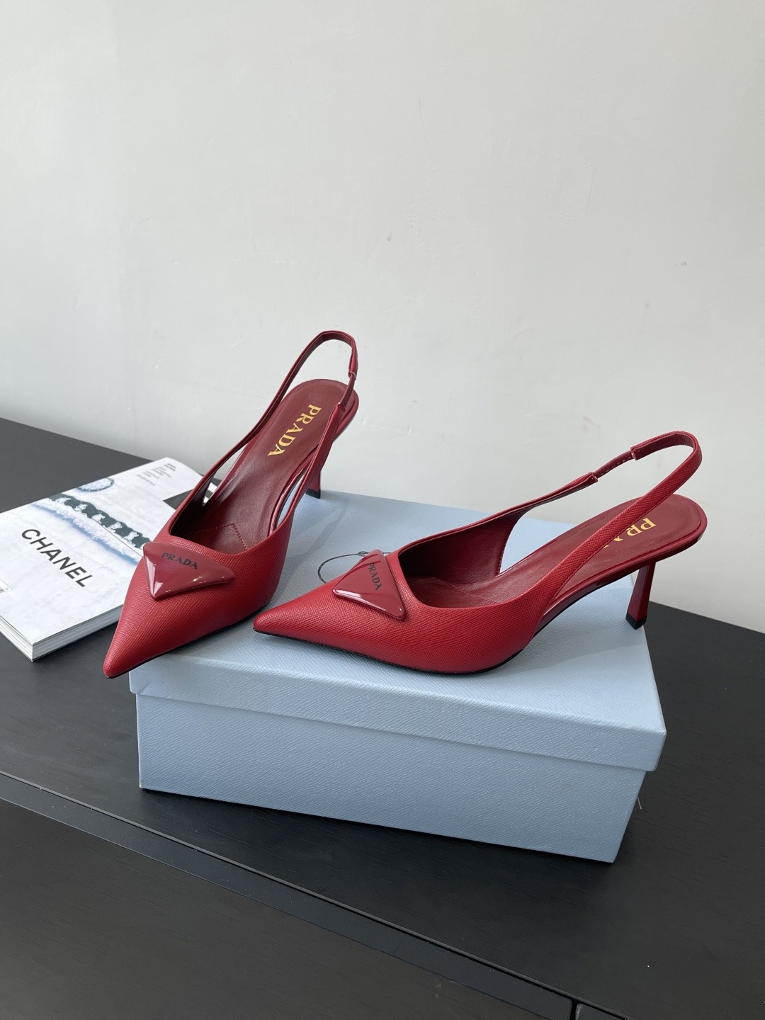 프*다 신상 삼각로고 스틸레토 힐