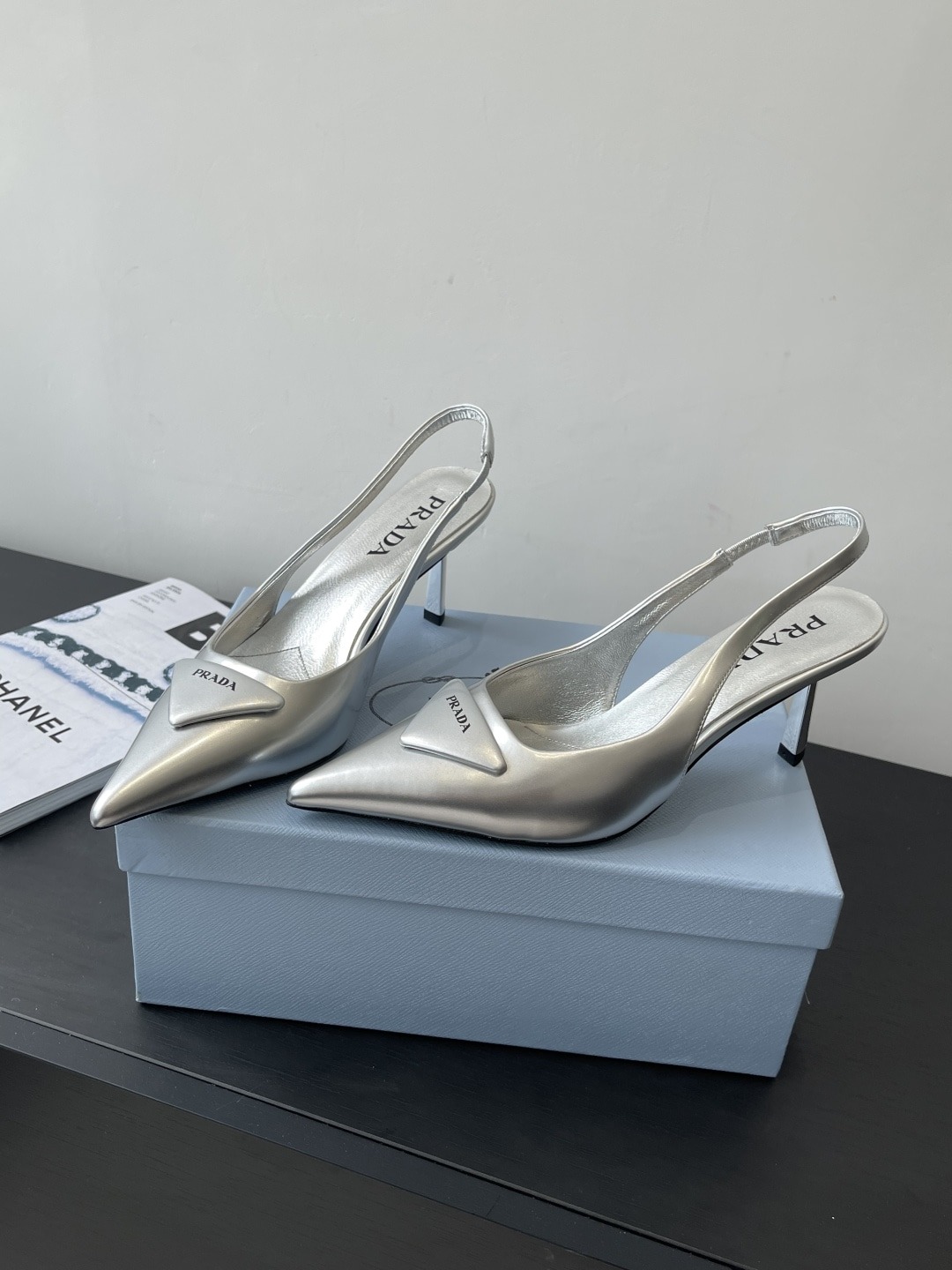 프*다 신상 삼각로고 스틸레토 힐