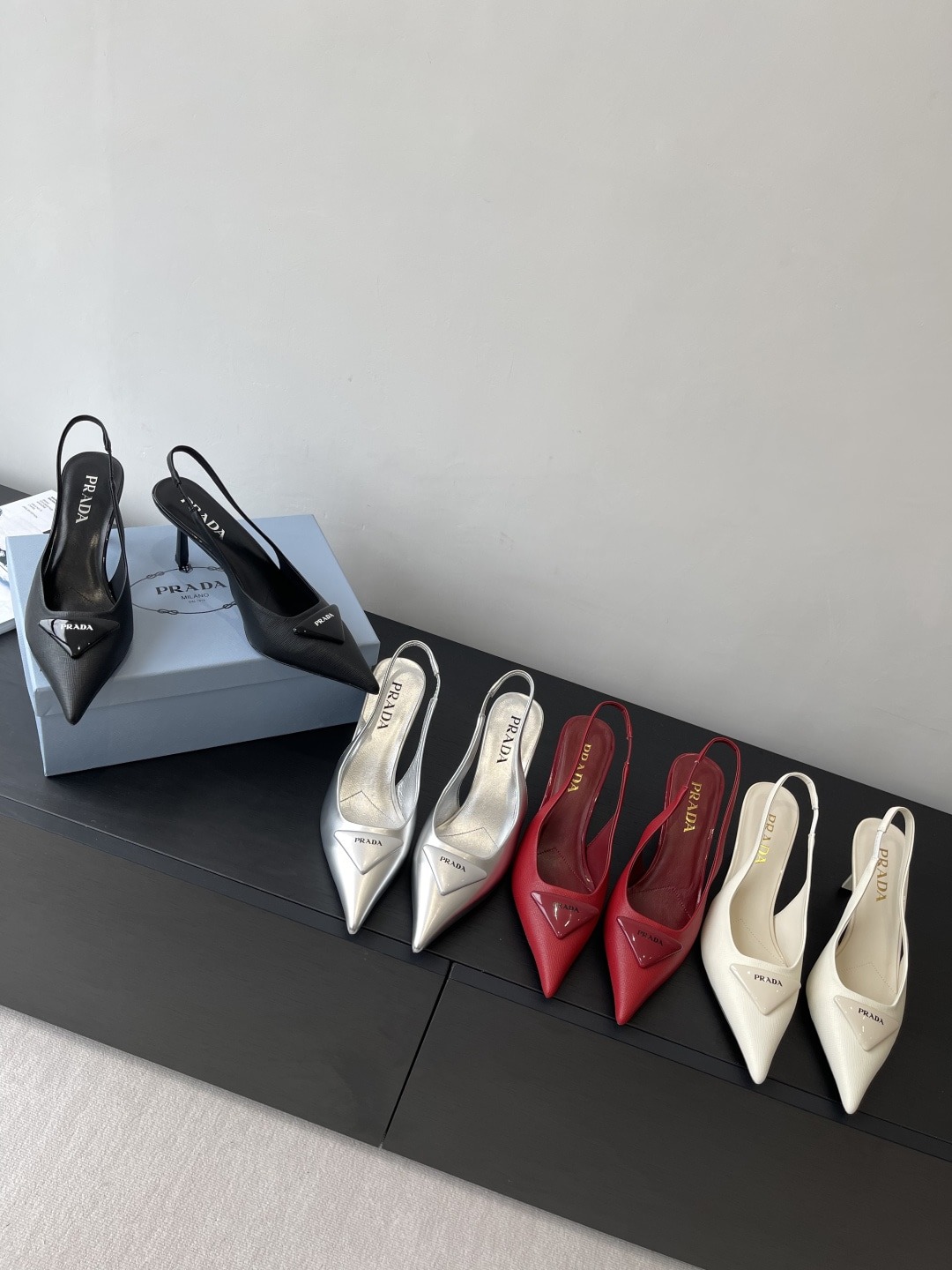 프*다 신상 삼각로고 스틸레토 힐