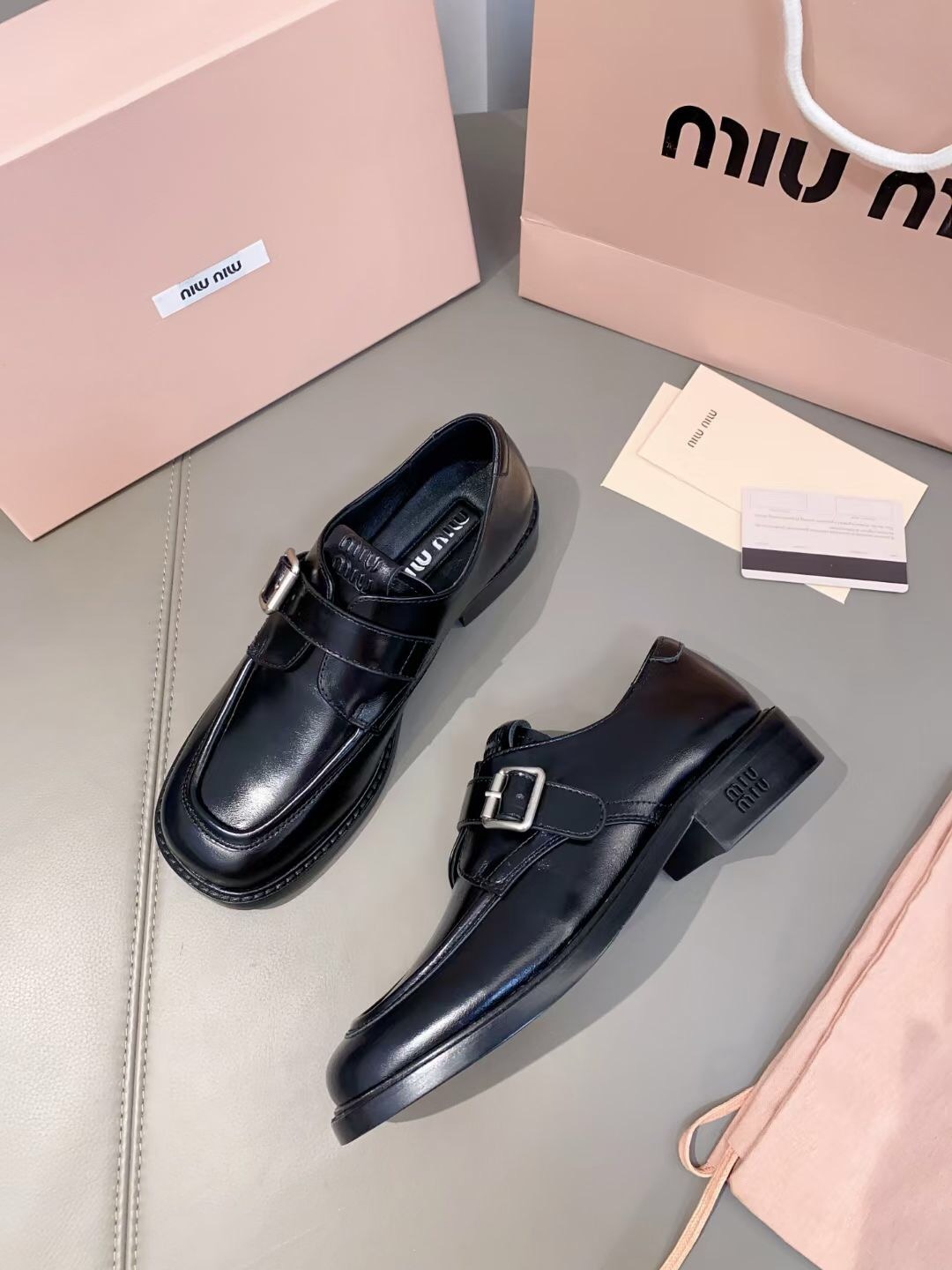 미*미* 25ss 봄여름 버클 가죽 스니커즈