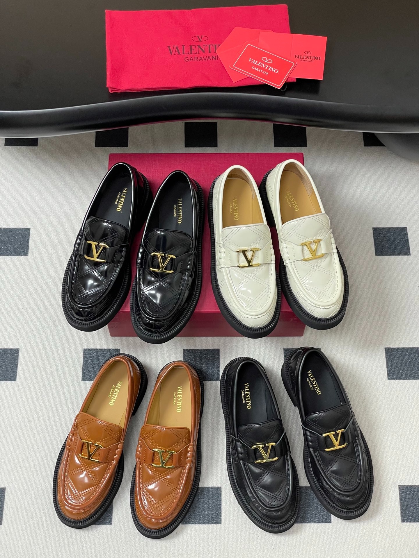 발*티노 25 F/W 신상 메탈V버클 로퍼