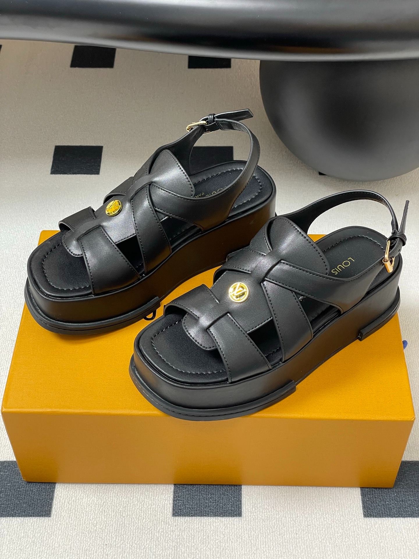 루*비통 25Ss 봄여름 신상 MAYA FLATFORM 샌들