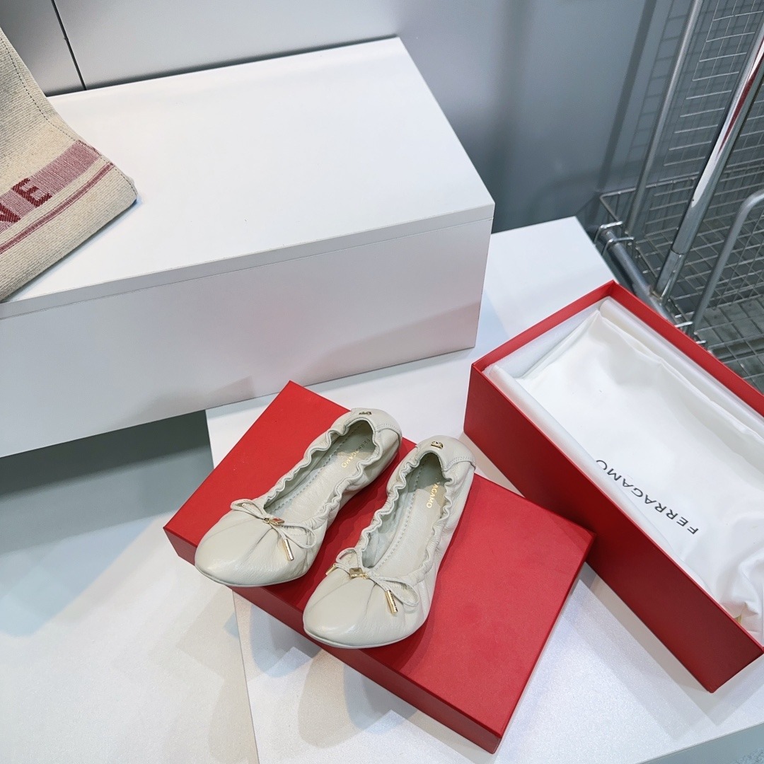 프*다 25 봄여름 신상 뒤 밴딩 발레 슈즈