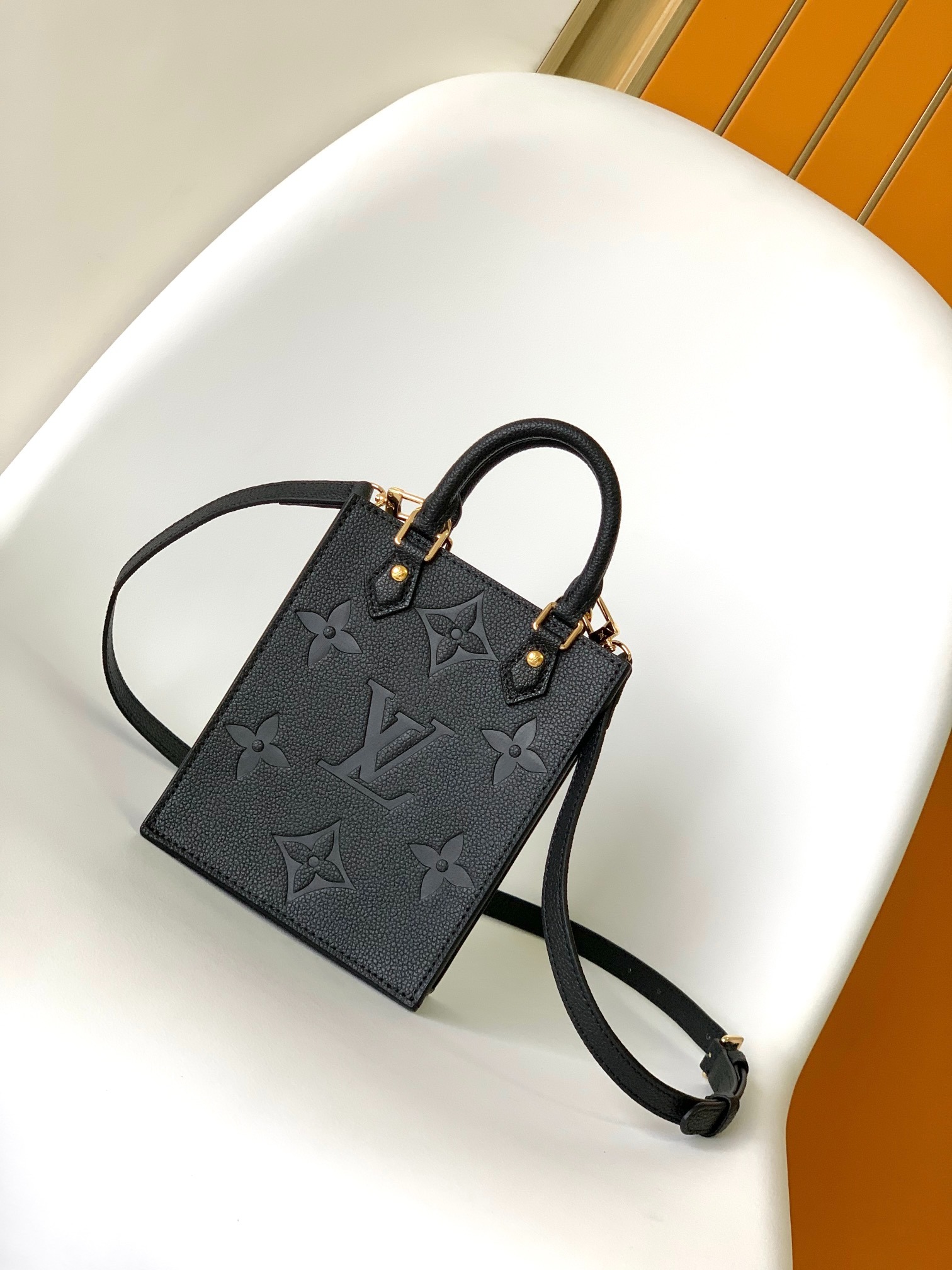 루이비통 앙프렝뜨 쁘띠 삭플라 블랙