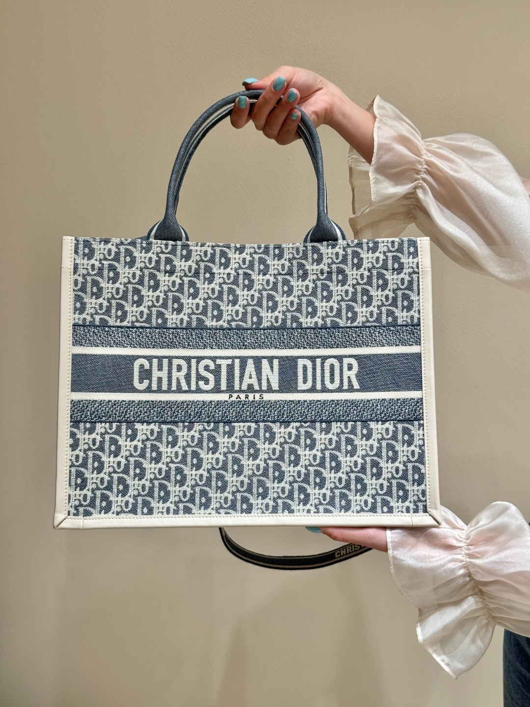 디올 신상 유코넛 시리즈 북도트백