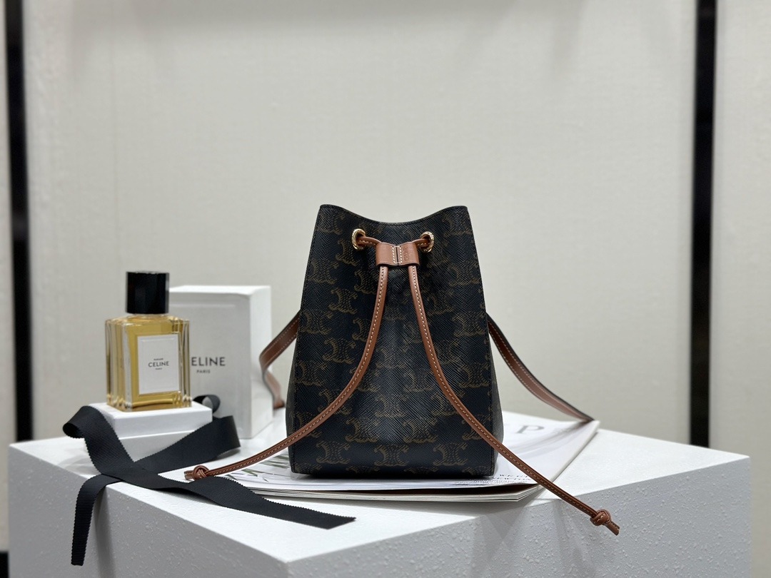 셀린느 초소형 로고 엠보싱 소가죽 클러치