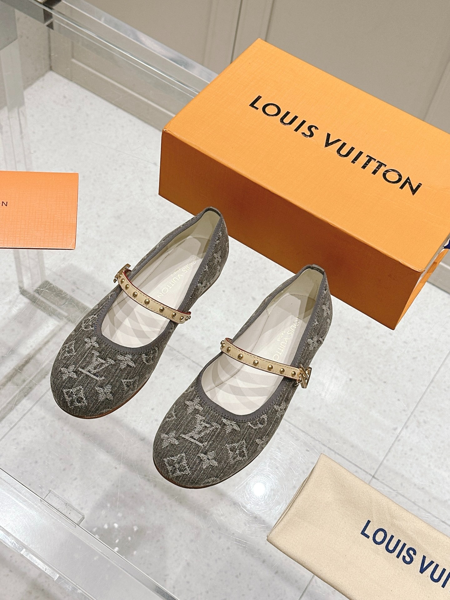 루*비통 신상 무*카미 타카시 콜라보 메리제인 플랫